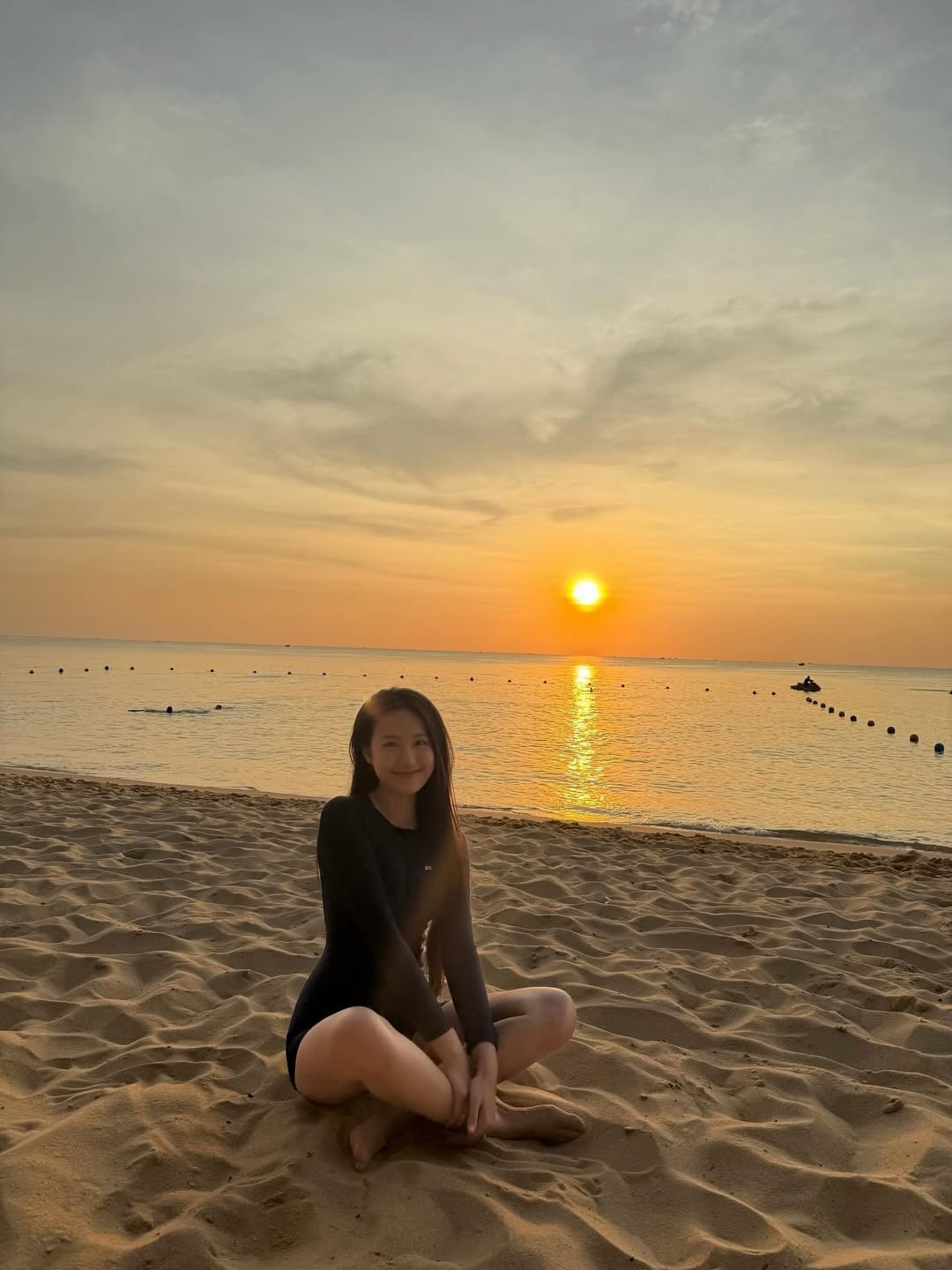 Thần thái rạng rỡ, nụ cười tỏa nắng cùng mái tóc đen dài suôn mượt giúp cô nàng ghi điểm tuyệt đối trong mắt người hâm mộ. (Ảnh: IGNV)