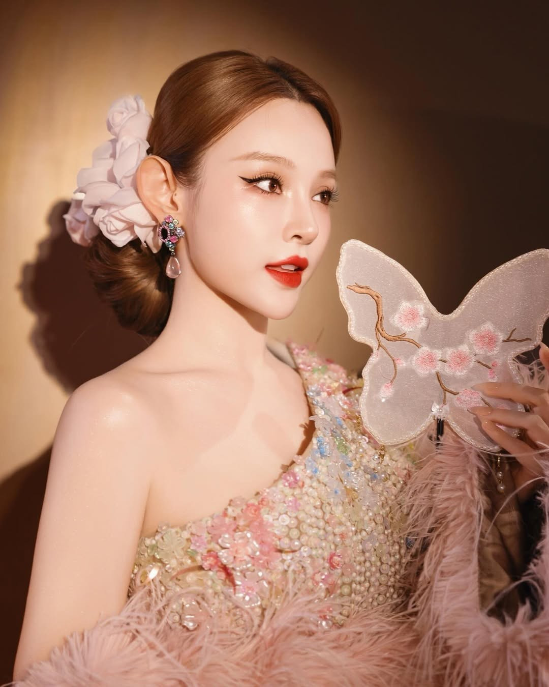 Tham dự một sự kiện gần đây, ngay từ khi bước chân lên thảm đỏ, Huyền Baby đã lập tức hút mọi ống kính máy ảnh. Trong bộ ảnh được chia sẻ, cô nàng khoe trọn gương mặt tỉ lệ vàng với lối trang điểm mang hơi hướng cổ điển nhưng không kém phần sắc sảo. (Ảnh: IGNV)