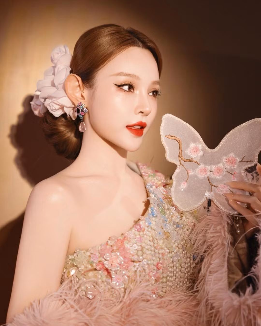 Tham dự một sự kiện gần đây, ngay từ khi bước chân lên thảm đỏ, Huyền Baby đã lập tức hút mọi ống kính máy ảnh. Trong bộ ảnh được chia sẻ, cô nàng khoe trọn gương mặt tỉ lệ vàng với lối trang điểm mang hơi hướng cổ điển nhưng không kém phần sắc sảo. (Ảnh: IGNV)