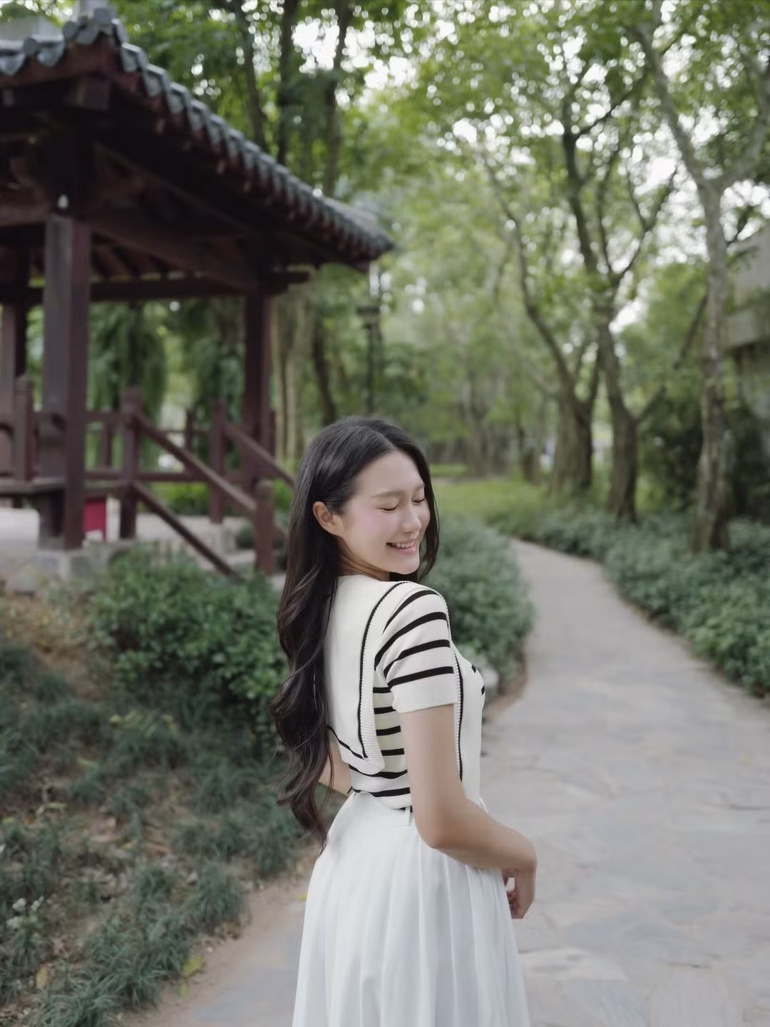 Cô khéo léo khoe vóc dáng thon gọn, đặc biệt là những góc nghiêng tươi tắn, khiến người xem không thể rời mắt. (Ảnh: IGNV)