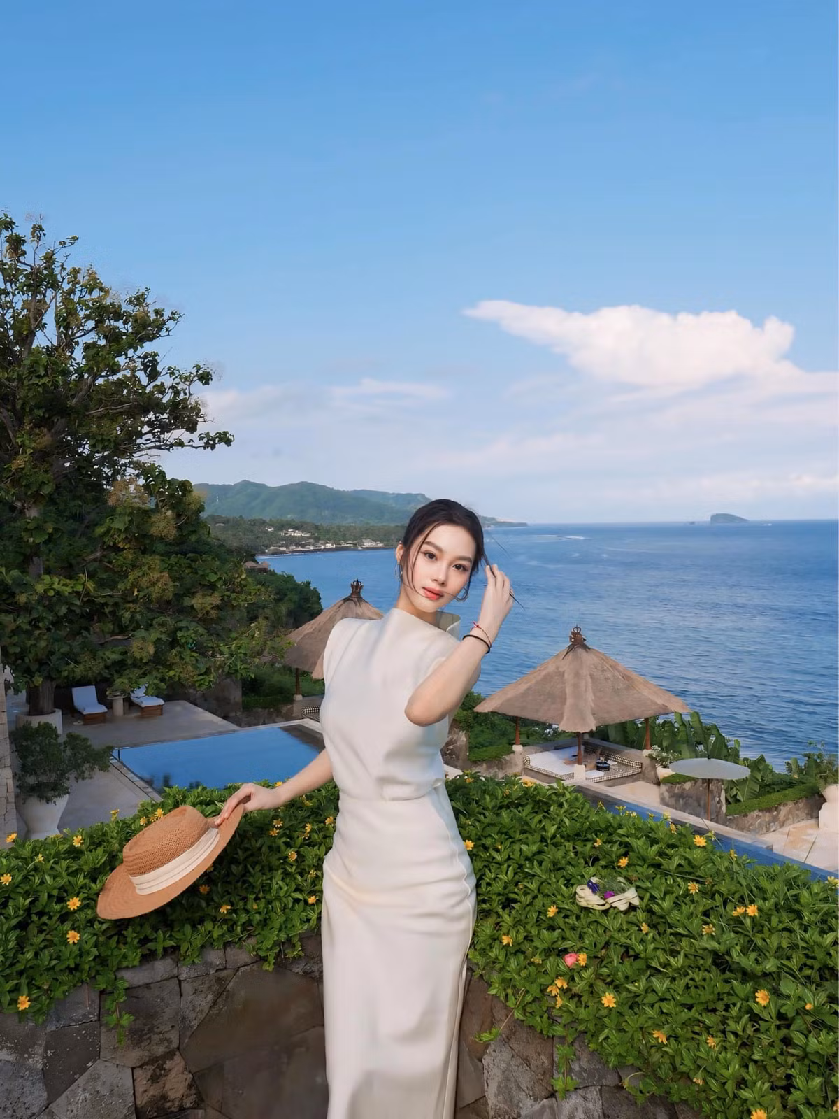 Mang vẻ đẹp hiện đại, năng động nhưng không kém phần sang trọng. Hà Linh luôn tự tin trong mọi khung hình từ đời thường đến sàn catwalk.