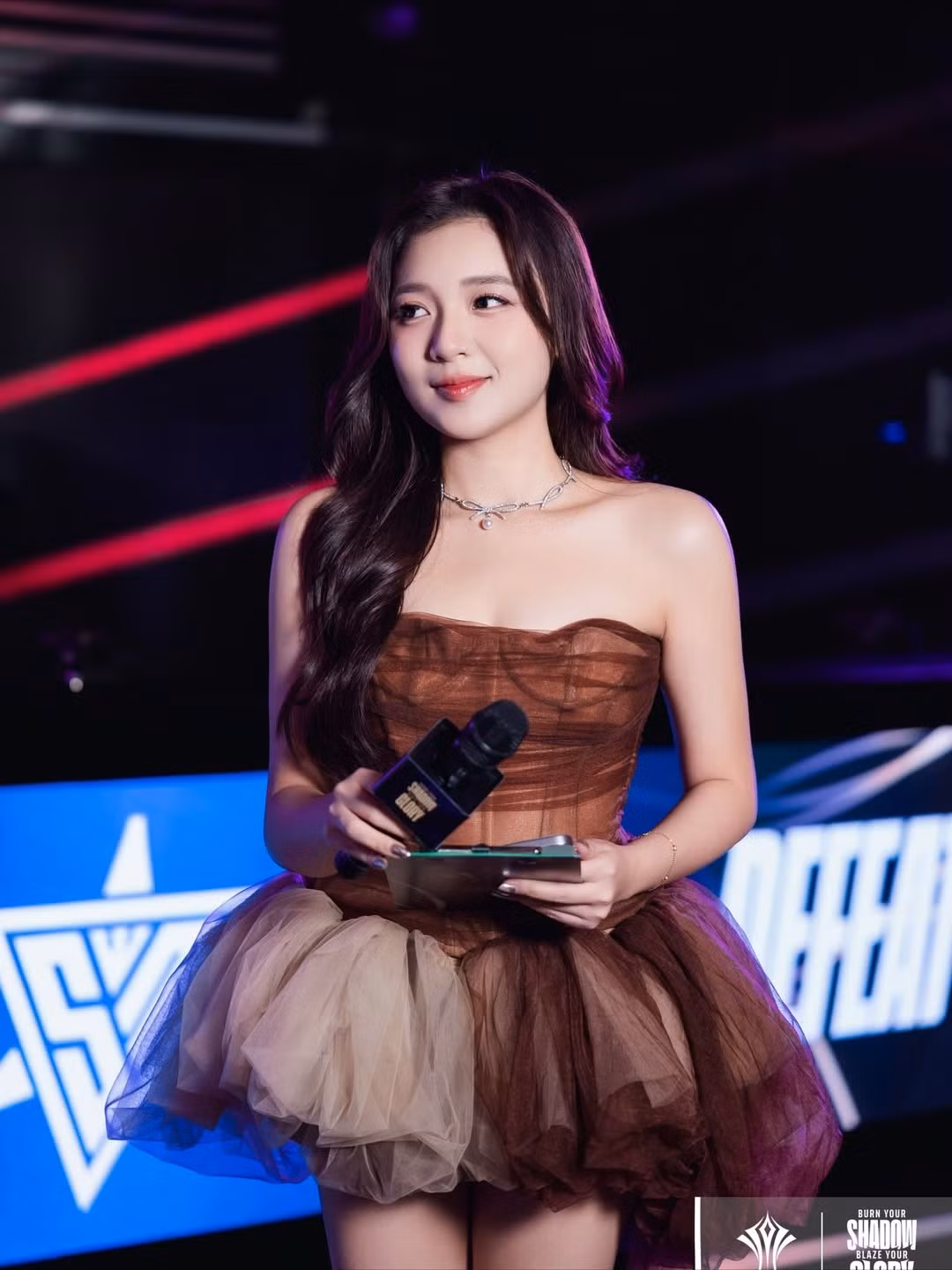 Nữ MC Vũ Phương Thảo (sinh năm 1997), người được mệnh danh là "MC Quốc dân" của làng Liên Quân Mobile Việt Nam, một lần nữa khẳng định sức hút không thể chối từ của mình khi xuất hiện tại giải đấu quốc tế Arena of Valor International Championship (AIC). (Ảnh: IGNV)