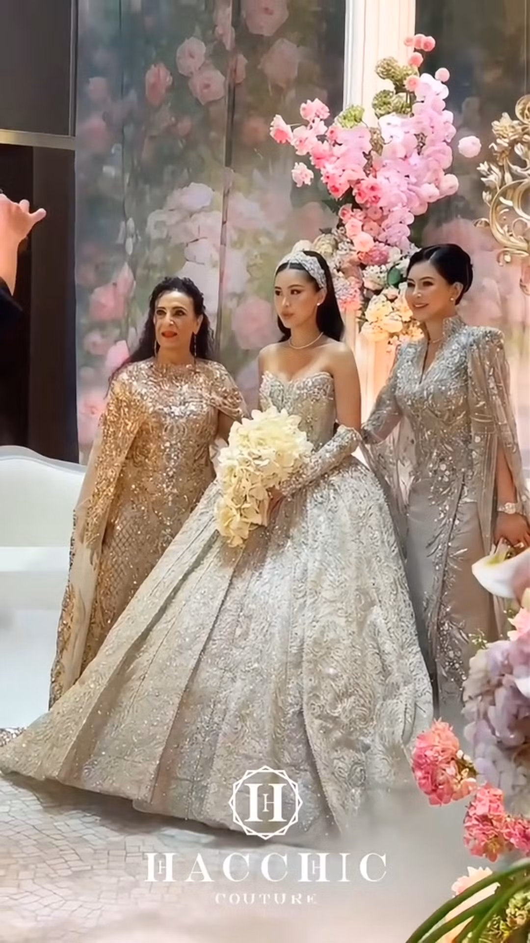 Đám cưới của ái nữ "vua hàng hiệu" Tiên Nguyễn và chồng doanh nhân người Dubai Justin Cohen, diễn ra vào ngày 7/12/2025 tại TP.HCM, đã trở thành một sự kiện thu hút sự chú ý đặc biệt của công chúng và truyền thông. (Ảnh: Hacchic Couture)