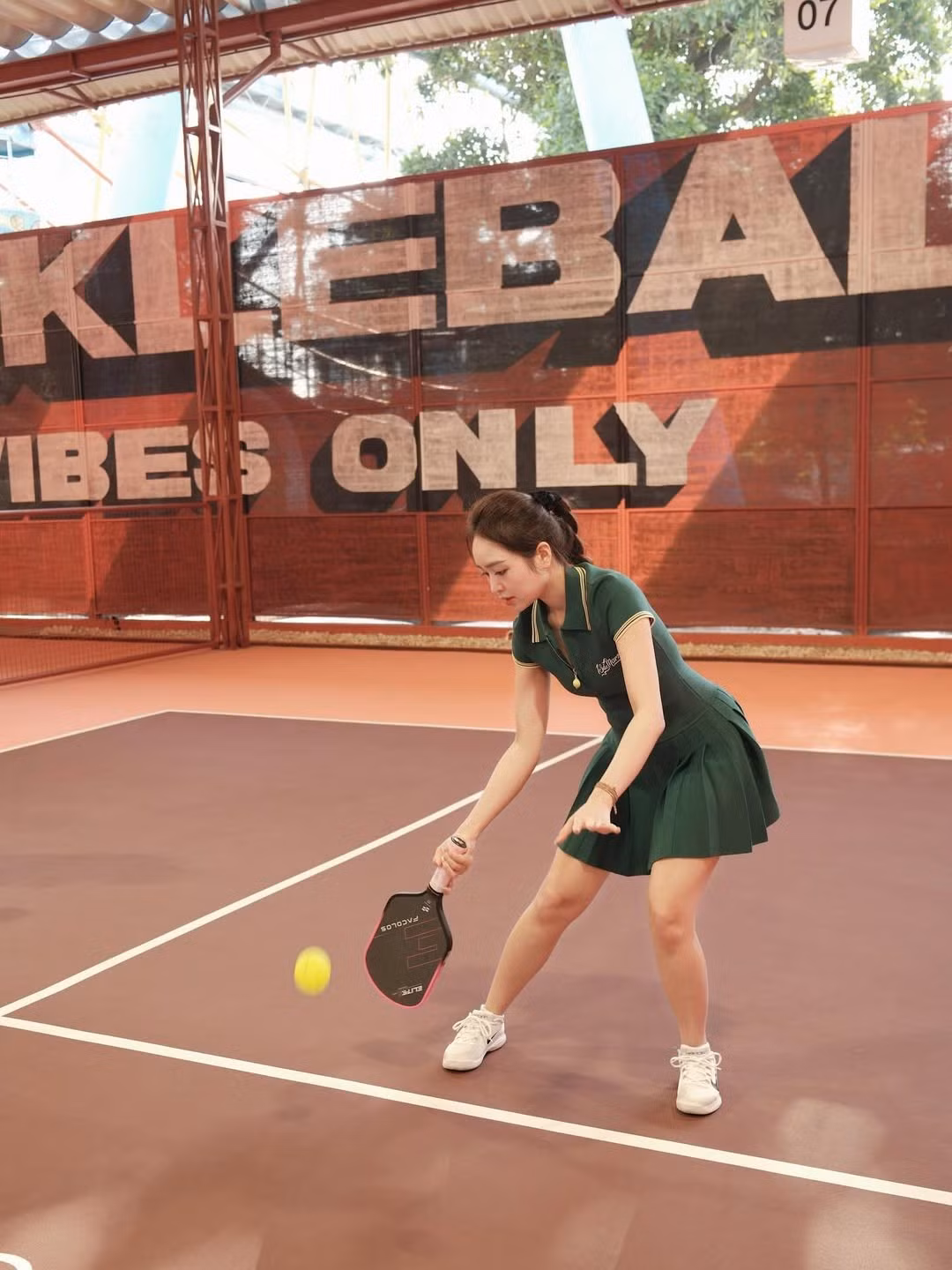 Trong bộ ảnh mới check-in trên sân pickleball, Phương Anh khoác lên mình chiếc váy thể thao liền thân màu xanh rêu thanh lịch, năng động. (Ảnh: IGNV)