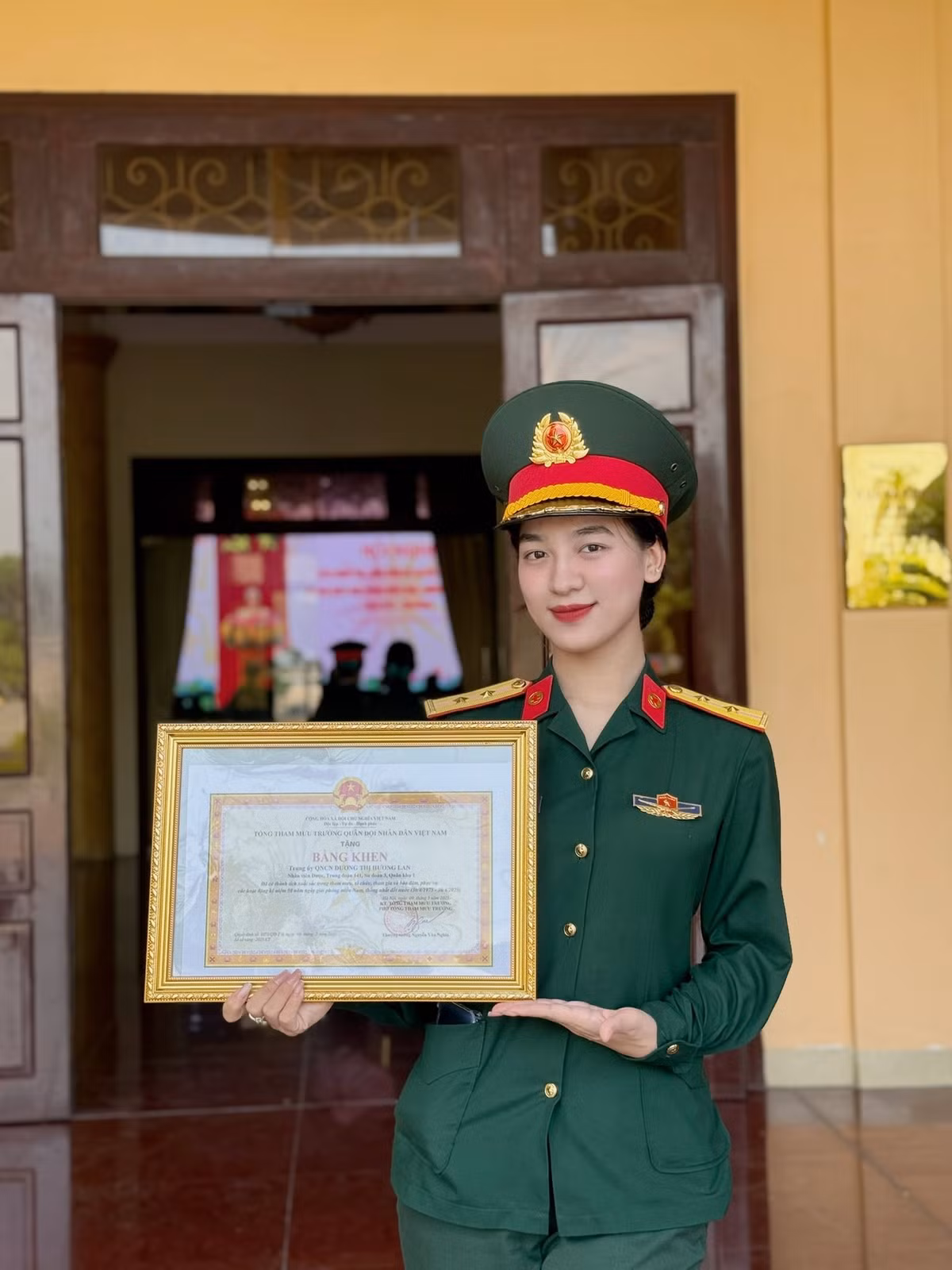 Vẻ đẹp của cô nàng không chỉ nằm ở khuôn mặt khả ái mà còn ở sự nghiêm túc, bản lĩnh khi bước đi diễu binh trong hàng ngũ. (Ảnh: FBNV)