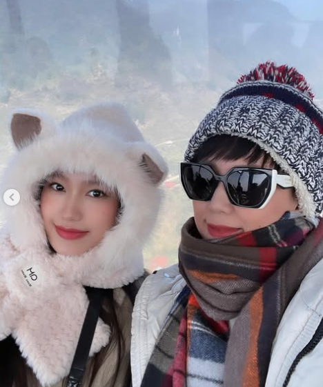 Hình ảnh bà Mai Đoàn ngày trẻ mang vẻ đẹp của một "mỹ nhân Hà thành" những năm 2000, với phong thái tự tin, sang trọng.