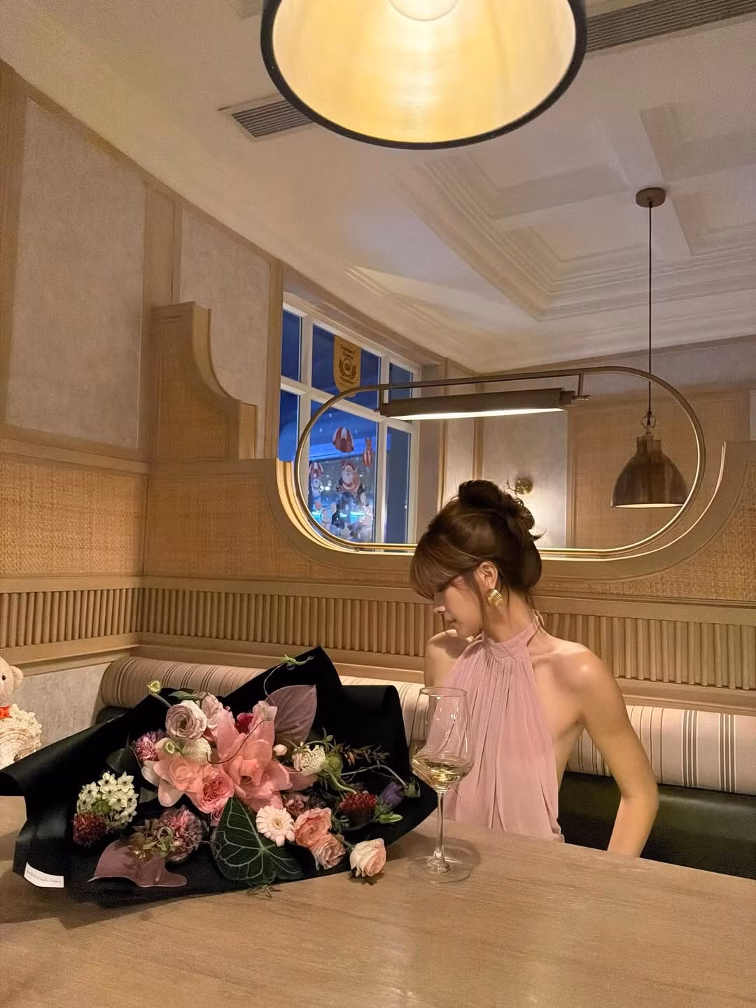 Trong khi đó, Thụy Hân không hoạt động trong giới giải trí nhưng là một "hot girl" có tiếng trong cộng đồng thời trang và du lịch. Cô nàng sở hữu gương mặt xinh đẹp, phong cách sống hiện đại và thường xuyên chia sẻ những chuyến du lịch, trải nghiệm sang trọng.