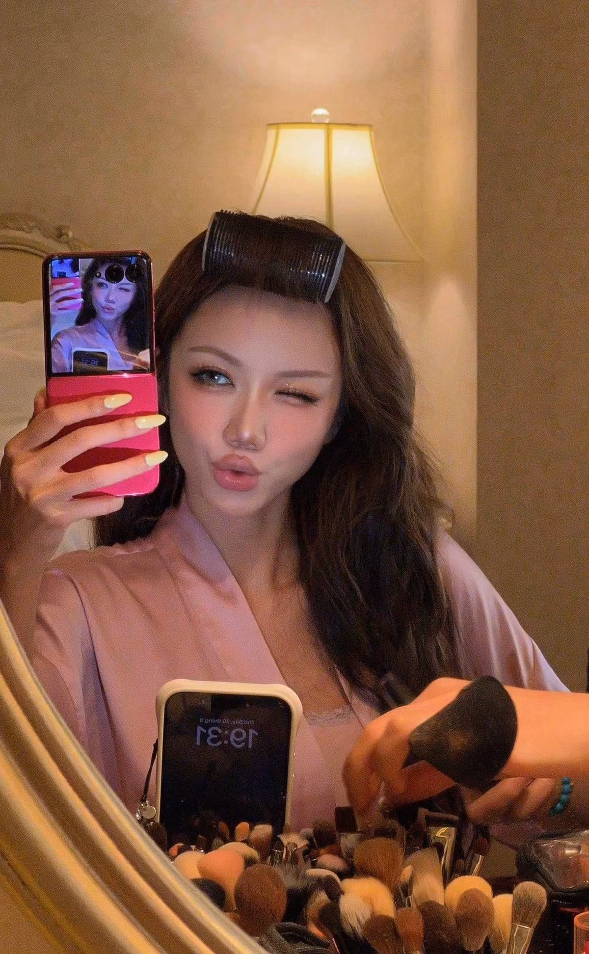 Cô nàng thường xuất hiện với các trang phục cắt xẻ táo bạo cùng lối trang điểm nhấn nhá, có phần "Tây" hơn trước. (Ảnh: IGNV)