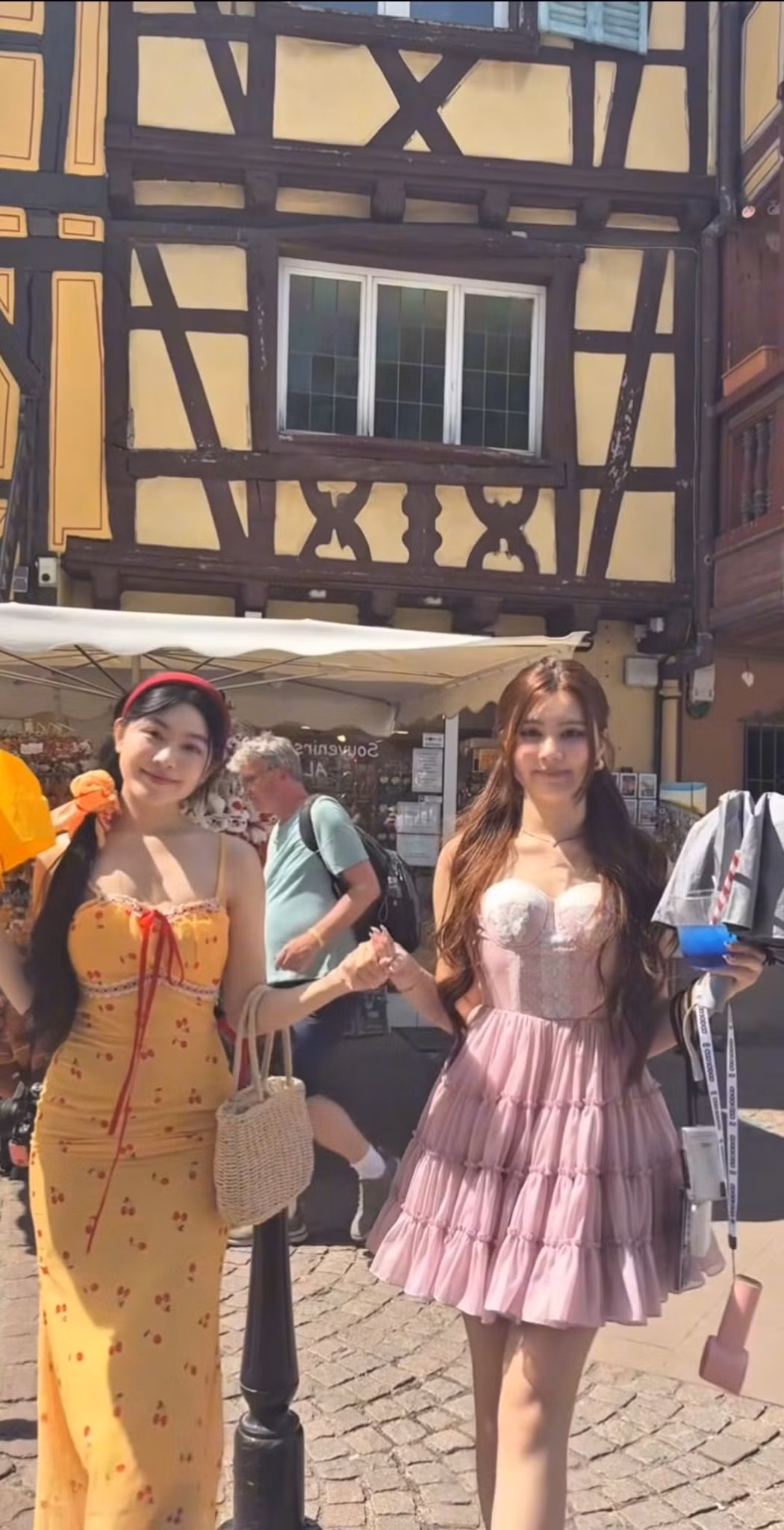 Dù chỉ là những khoảnh khắc ngắn thoáng qua nhưng nhan sắc và gu thời trang của hai nàng tiểu thư nhà Quyền Linh đã thu hút sự chú ý lớn từ cộng đồng mạng. (Ảnh: Facebook Mai Thảo Linh)