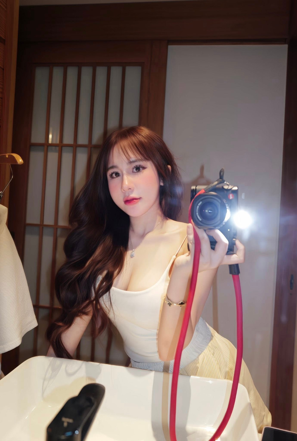 Không chỉ vậy, cô nàng cũng thu hút lượng lớn người theo dõi trên các nền tảng mạng xã hội như Facebook và TikTok nhờ loạt video với những pha xử lý "thần sầu".