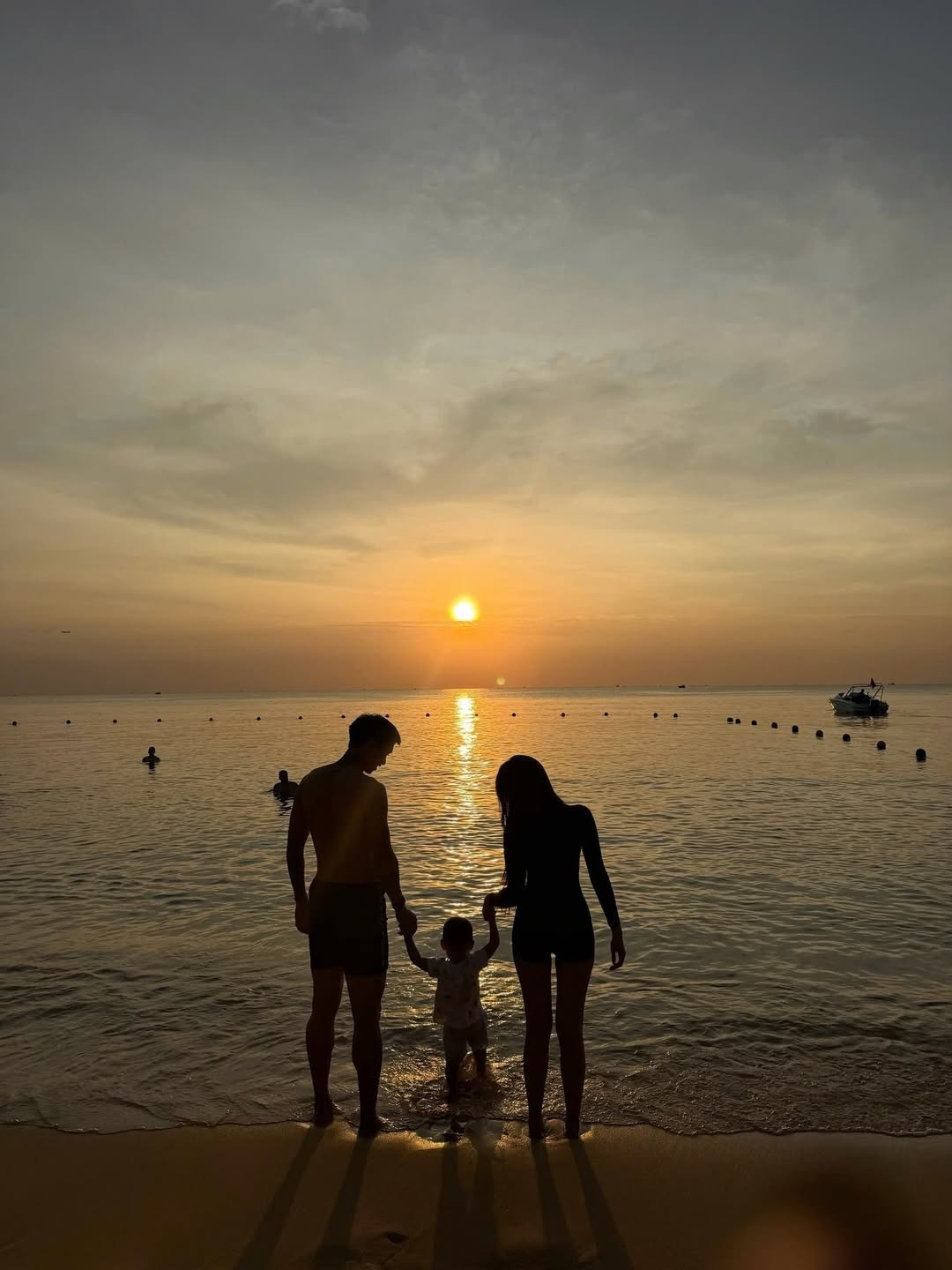 Không chỉ có những khung hình khoe dáng đơn lẻ, bộ ảnh còn gây sốt bởi những khoảnh khắc cực tình cảm của gia đình Đoàn Văn Hậu. (Ảnh: IGNV)