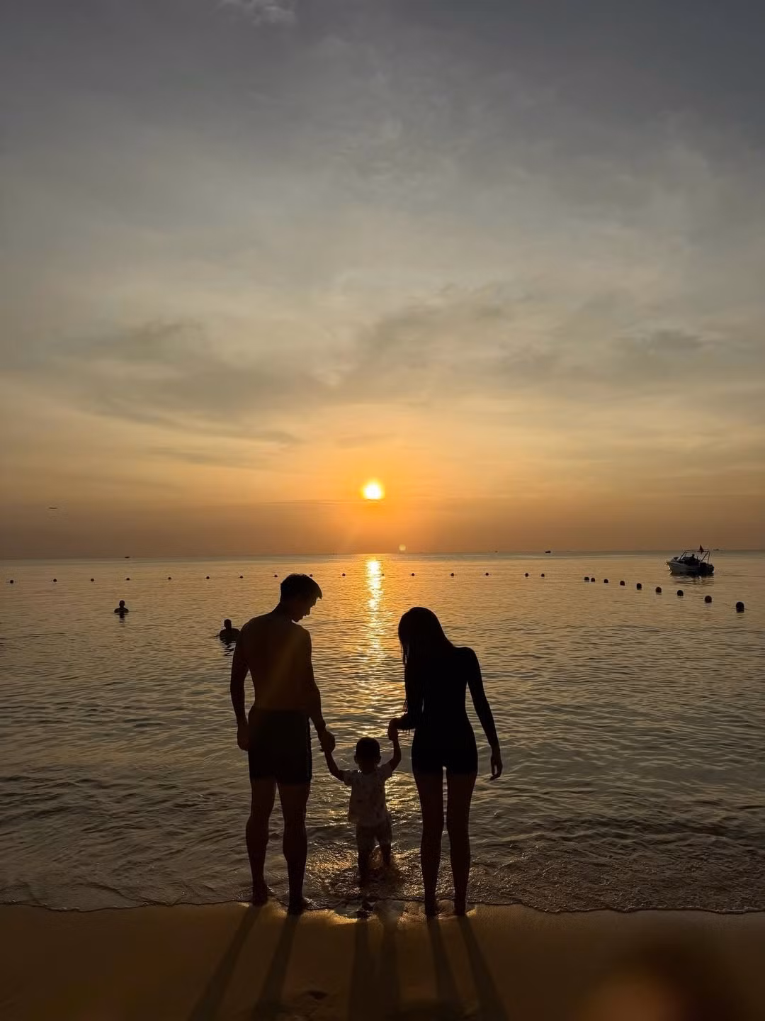 Không chỉ có những khung hình khoe dáng đơn lẻ, bộ ảnh còn gây sốt bởi những khoảnh khắc cực tình cảm của gia đình Đoàn Văn Hậu. (Ảnh: IGNV)