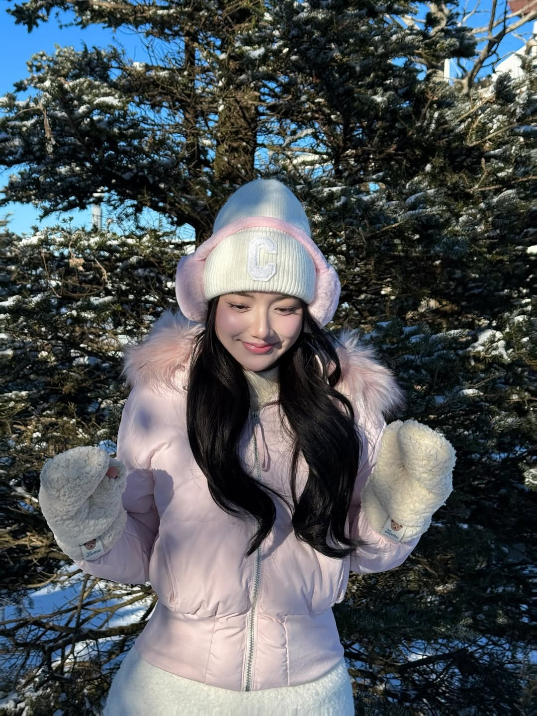 Không chỉ khoe nhan sắc nàng thơ, Quỳnh Trương còn khiến fan thích thú với những khoảnh khắc đời thường tinh nghịch. Cô nàng hào hứng trải nghiệm nặn những chú vịt tuyết nhỏ xinh bằng dụng cụ kẹp chuyên dụng - một "đặc sản" không thể bỏ qua khi du lịch mùa đông tại Hàn Quốc. (Ảnh: IGNV)