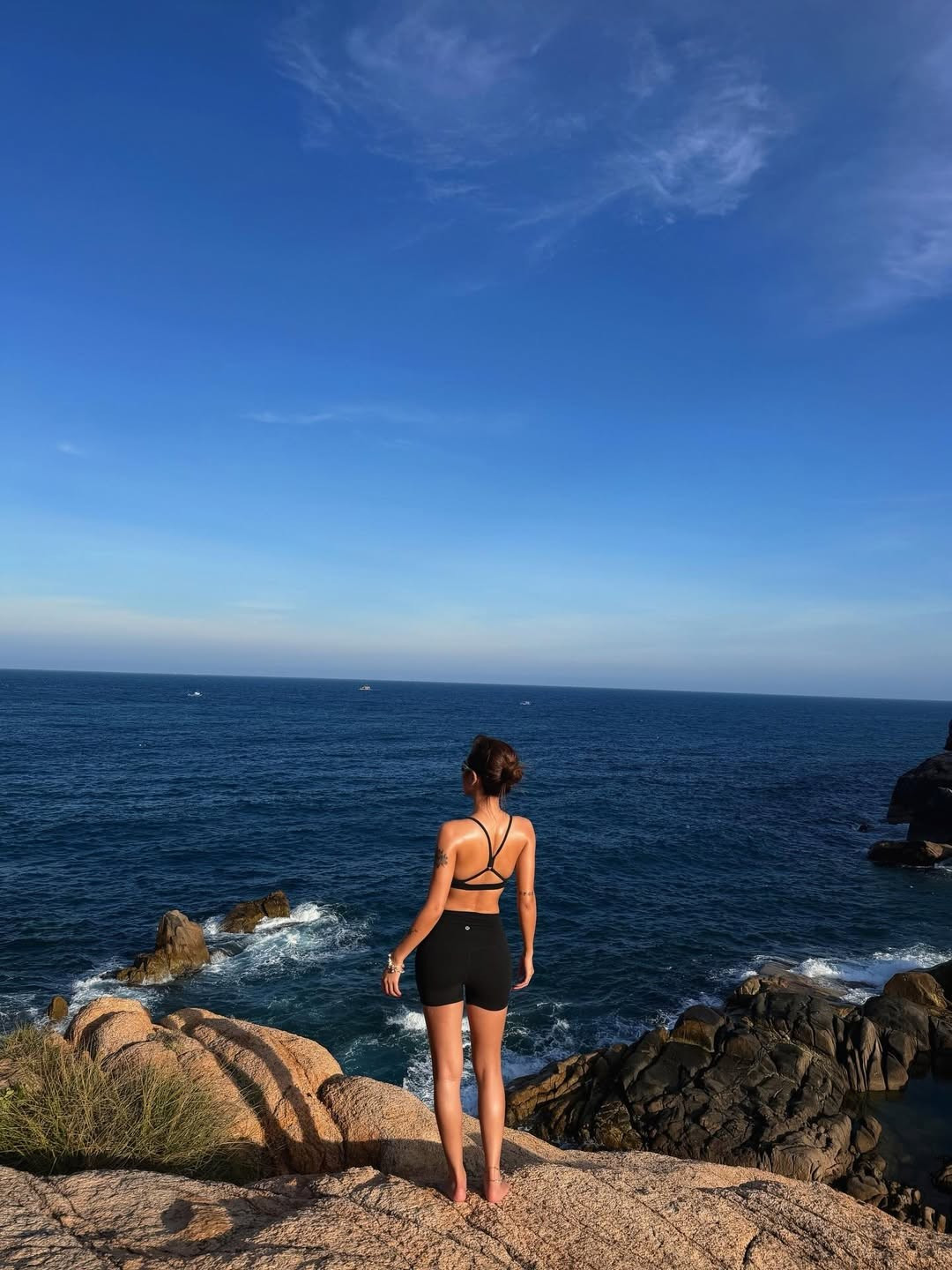 Trong bộ ảnh được đăng tải lên trang cá nhân không lâu, Phương Ly tự tin thả dáng trên du thuyền và giữa những mỏm đá tự nhiên hùng vĩ. (Ảnh: IGNV)