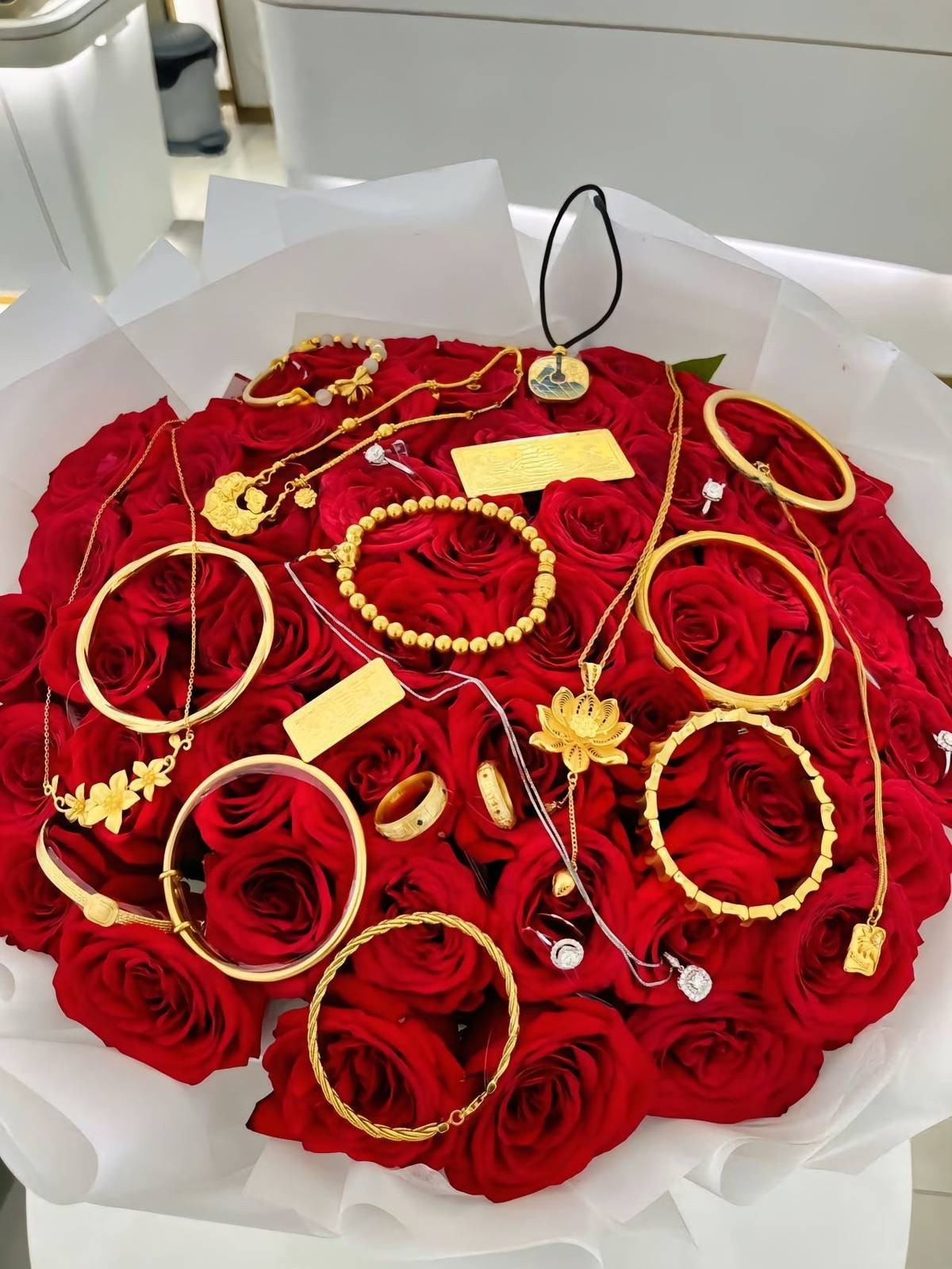 Thay vì những bó hoa tươi tỏa hương thơm ngát, thì netizen đang đùa nhau rằng, đây có lẽ là bông hoa mà các chị em mong đợi nhất trong ngày 8/3 này.