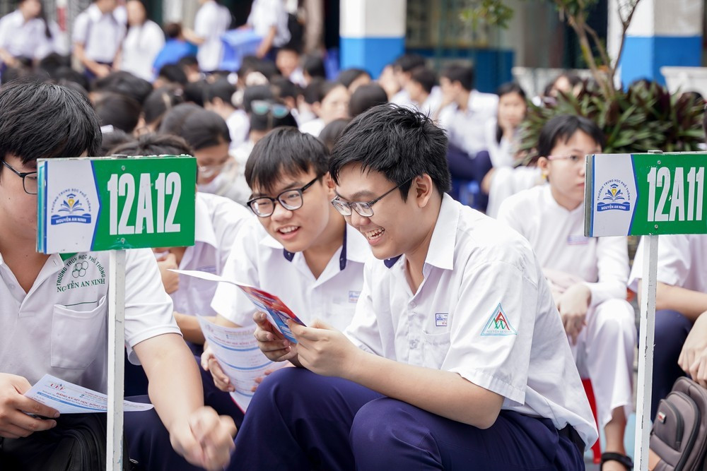 Học sinh tìm hiểu thông tin tuyển sinh năm 2026. Ảnh: ĐOÀN PHONG