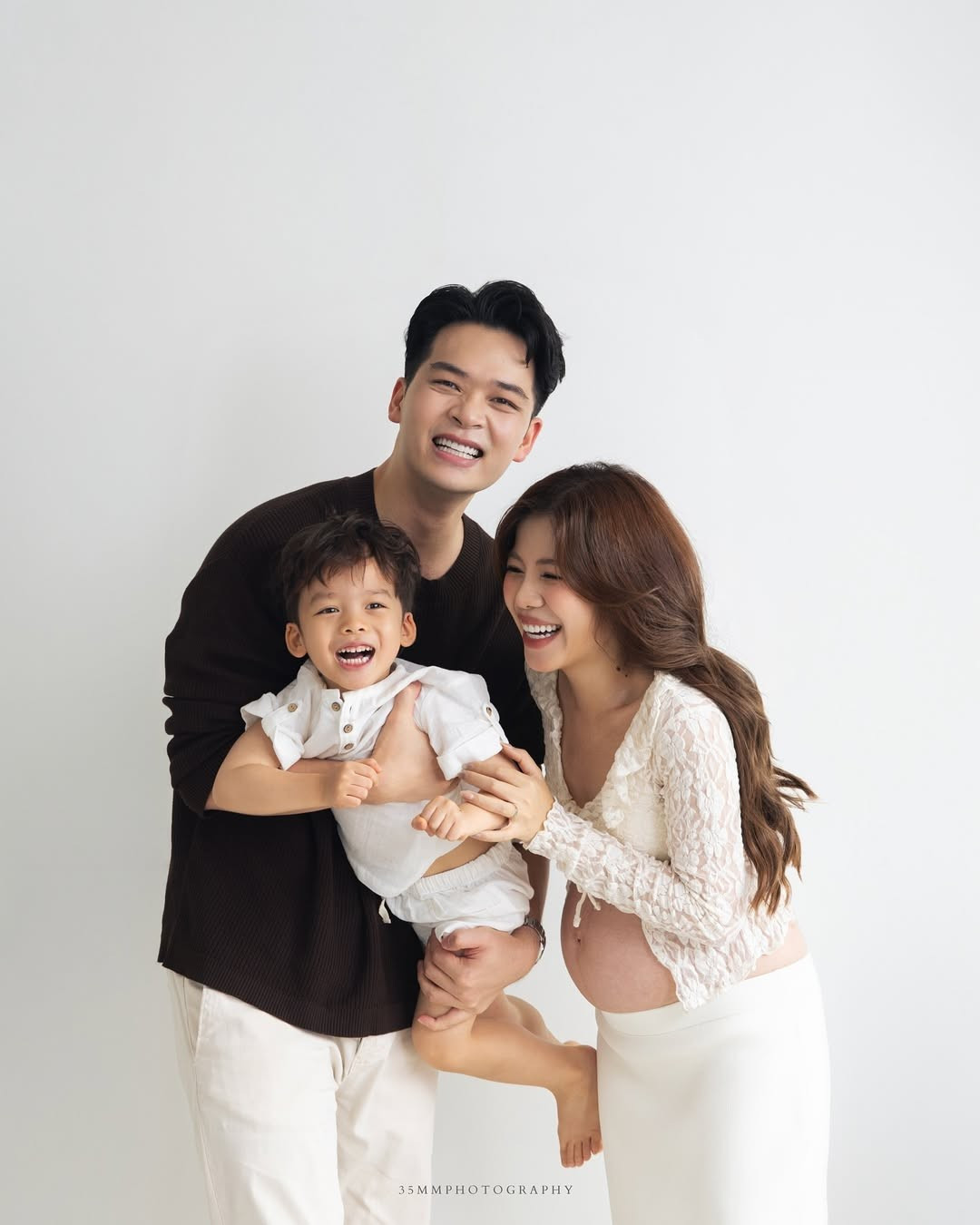 Việc có thêm thành viên mới là niềm vui lớn lao đối với Changmakeup và ông xã Trọng Đức. Bé Chum nay đã lớn và chuẩn bị lên chức anh, chắc chắn sẽ mang đến nhiều trải nghiệm thú vị cho cả gia đình. (Ảnh: IGNV)