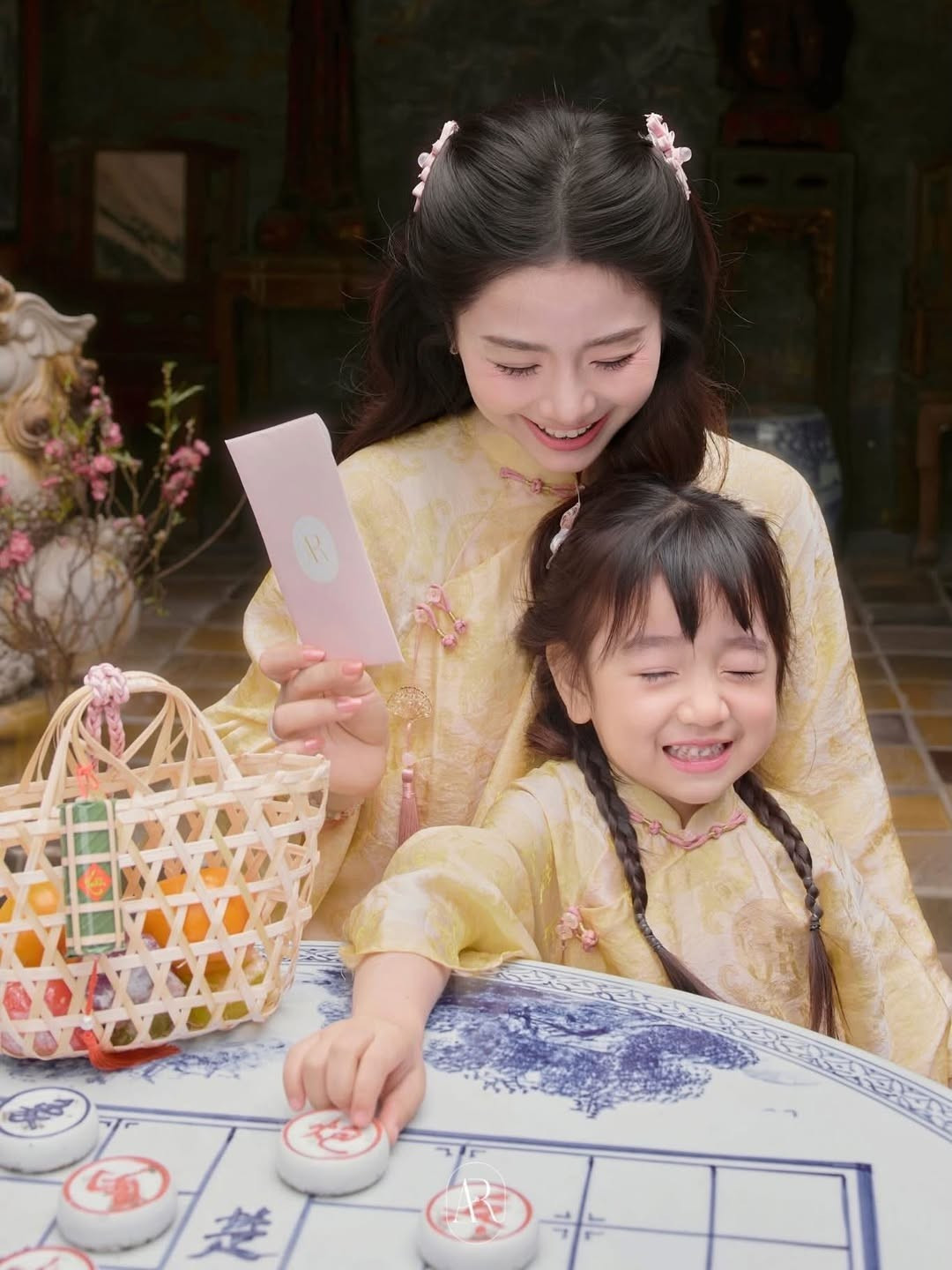 Chỉ còn vỏn vẹn một tháng nữa là bước sang năm mới Xuân Bính Ngọ 2026, không khí chuẩn bị đón Tết đã bắt đầu rộn ràng khắp nơi. Mới đây, trên trang cá nhân, "hot mom" Nam Thương đã khiến cộng đồng mạng không khỏi xuýt xoa khi đăng tải bộ ảnh diện áo dài đôi cực ngọt ngào cùng cô con gái nhỏ - bé Bún. (Ảnh: IGNV)