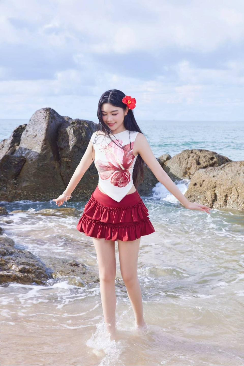 Nhắc đến mùa hè, nhiều người sẽ nghĩ ngay đến những chuyến đi biển mát lạnh. Thế nhưng nhiều cô nàng vẫn còn phân vân không biết nên mặc thế nào để có ảnh sống ảo đẹp nhất. Loạt ảnh mới đây của Lọ Lem sẽ gợi ý cho các bạn nữ những outfit đi biển vô cùng trendy, ấn tượng.