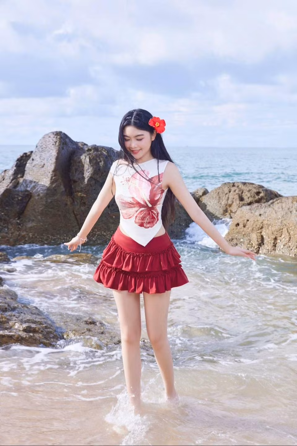 Nhắc đến mùa hè, nhiều người sẽ nghĩ ngay đến những chuyến đi biển mát lạnh. Thế nhưng nhiều cô nàng vẫn còn phân vân không biết nên mặc thế nào để có ảnh sống ảo đẹp nhất. Loạt ảnh mới đây của Lọ Lem sẽ gợi ý cho các bạn nữ những outfit đi biển vô cùng trendy, ấn tượng.