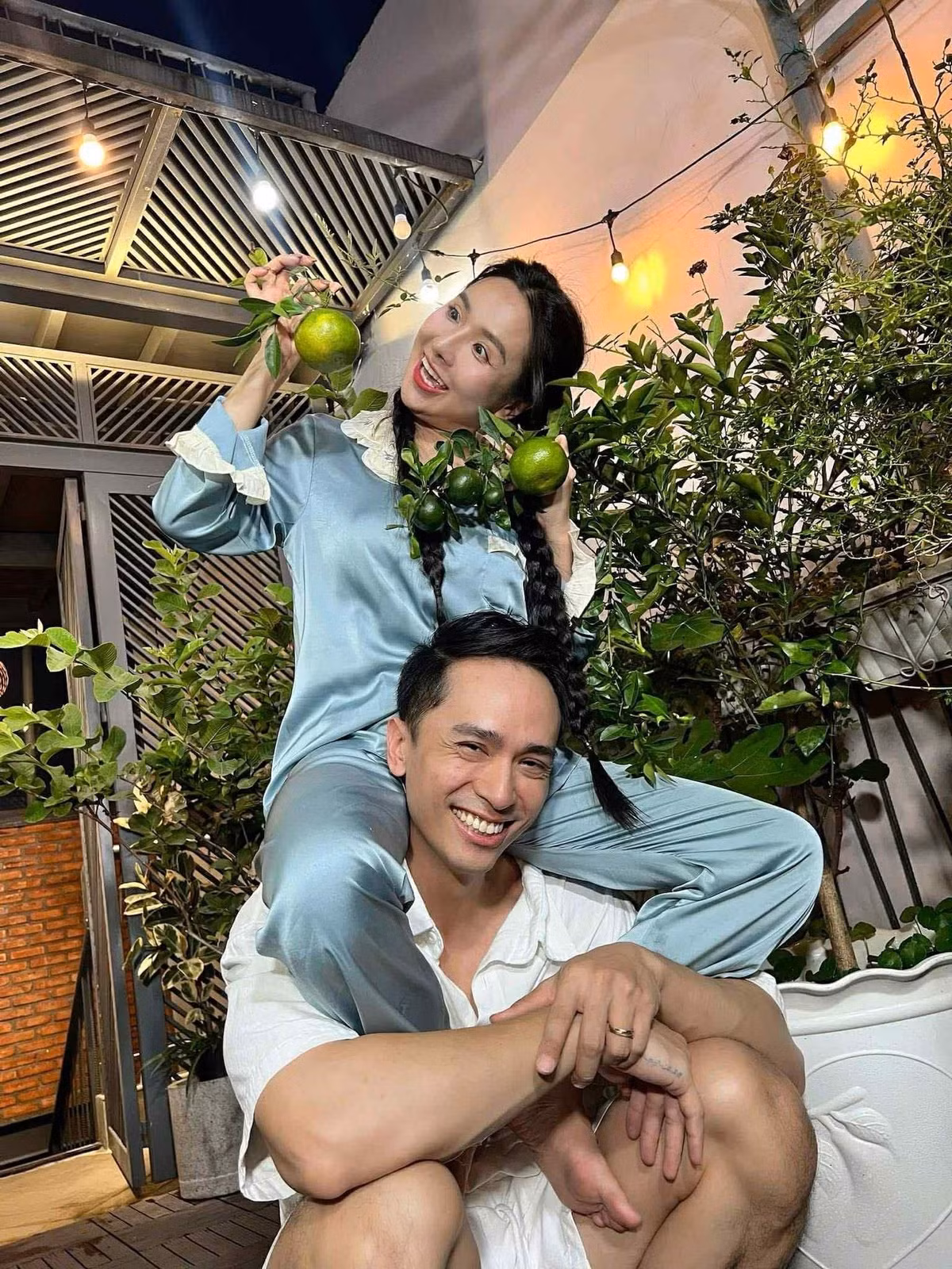 Cô nàng hiện sở hữu lượng người theo dõi khủng với gần 10 triệu người, được khán giả gọi bằng danh xưng "bà trùm nông sản" và "chiến thần livestream". (Ảnh: FB Viên Vibi)