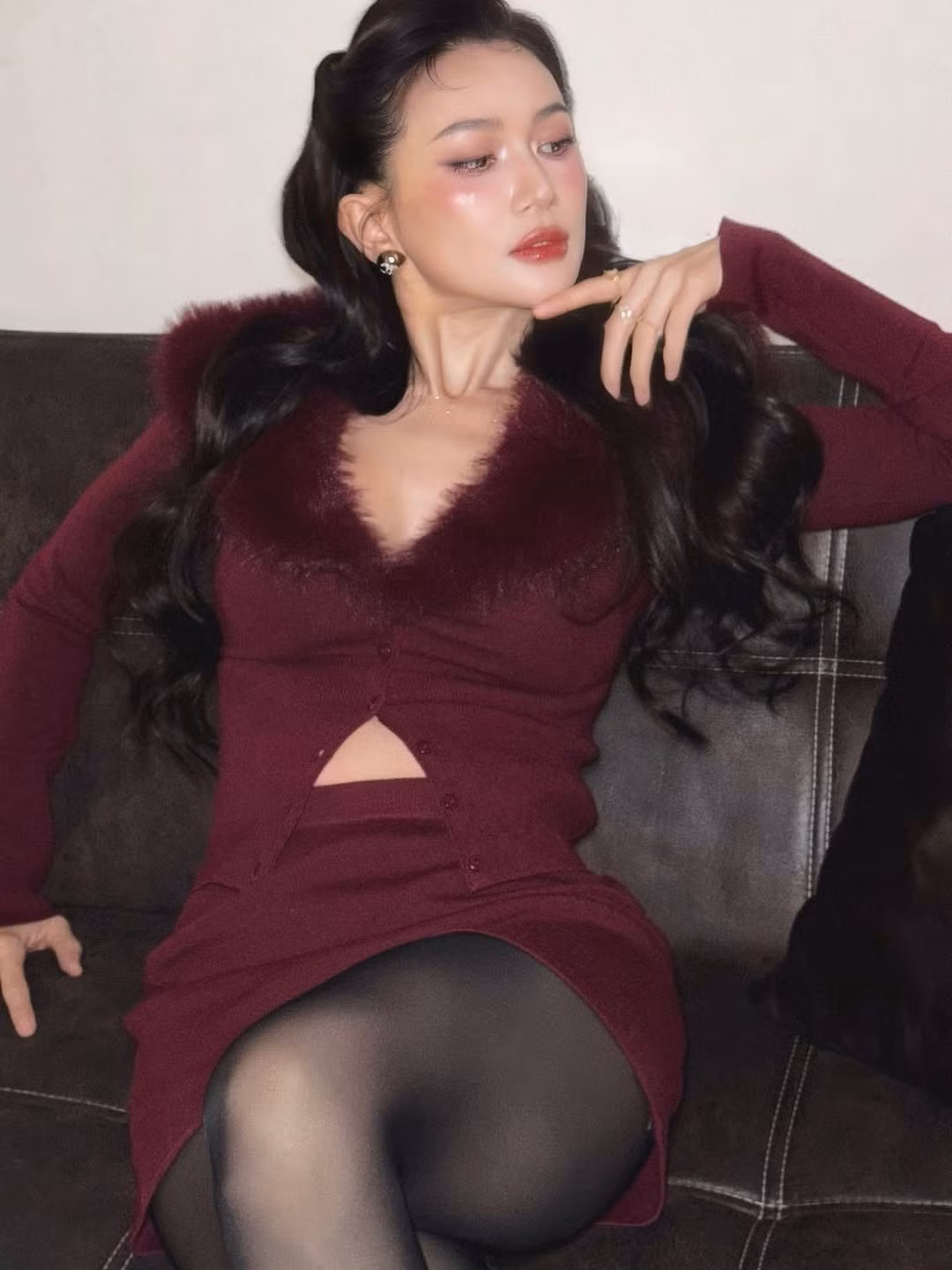 Cách trang điểm nhấn vào đôi môi đỏ mọng cùng đôi mắt sắc sảo giúp Sĩ Thanh trông như một "nàng thơ" bước ra từ những thước phim cổ điển. (Ảnh: IGNV)