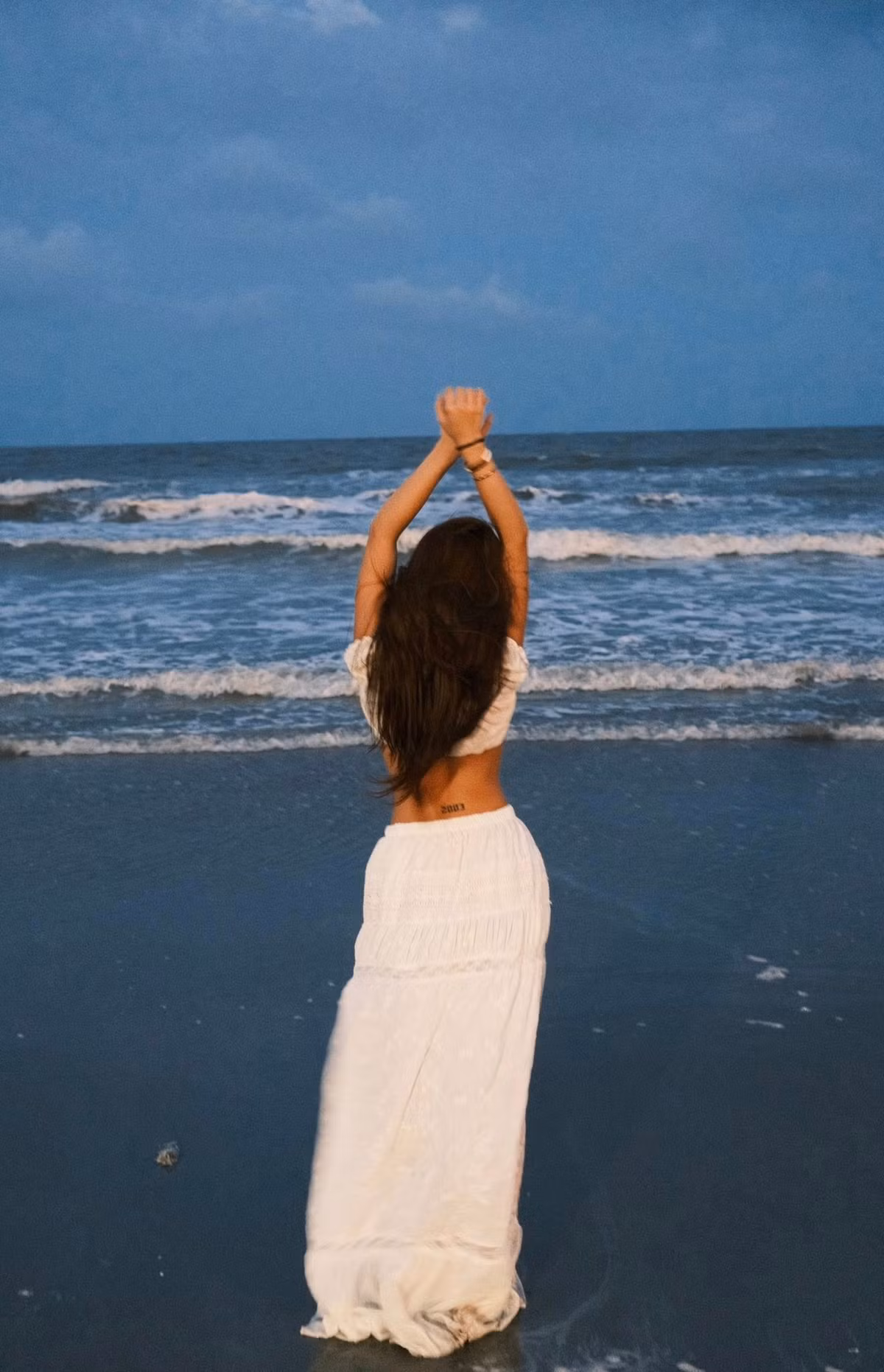 Ánh sáng mờ ảo từ mặt trăng hoặc đèn xa xa cùng những con sóng vỗ nhẹ đã tạo nên một không gian đầy lãng mạn, bí ẩn và ma mị.