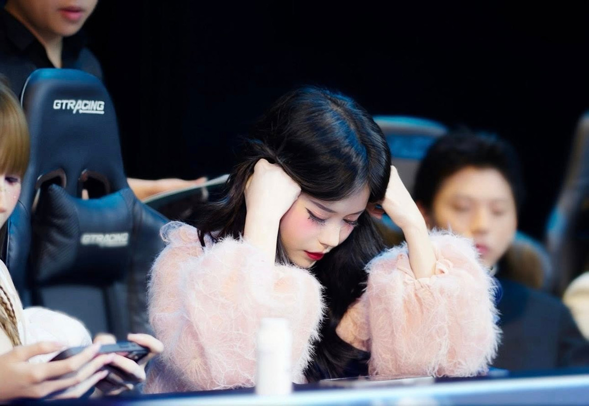 Trước khi chính thức bước lên sân khấu LCP 2025, cái tên YuGi Kiều Oanh đã là thương hiệu gắn liền với những buổi stream giải trí, tương tác đầy năng lượng và phong cách thời trang cực kỳ cuốn hút. (Ảnh: FBNV)