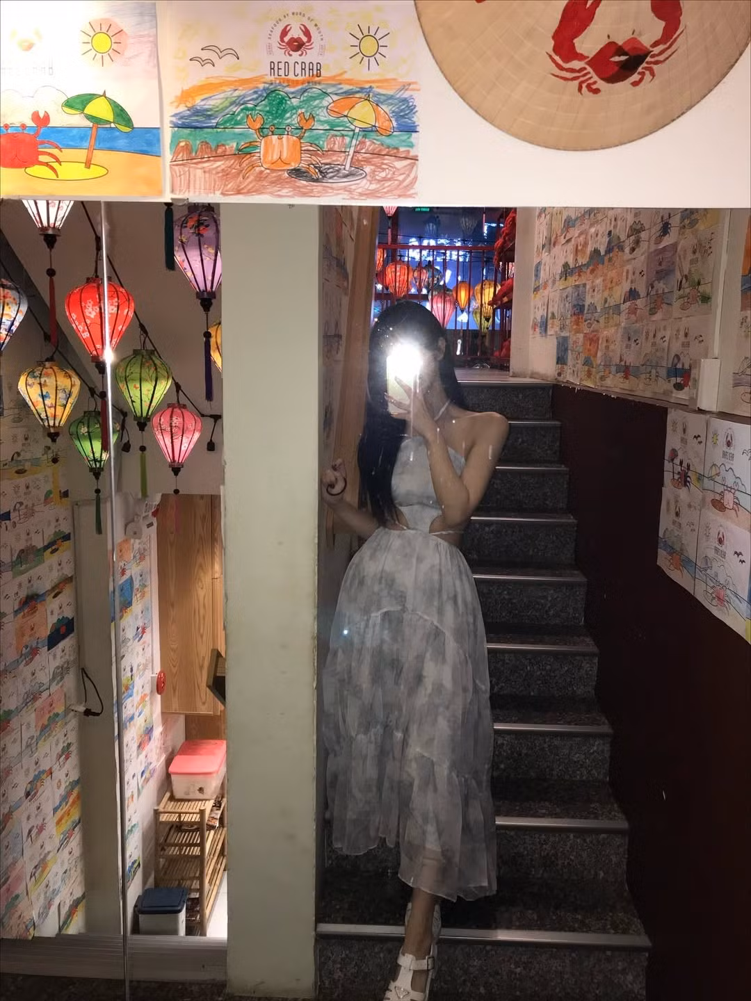 Loạt ảnh ghi lại cảnh cô nàng dạo bước trên vỉa hè, cạnh những cột điện dán quảng cáo và dòng xe cộ tấp nập về đêm, mang đậm hơi thở đường phố Việt Nam. (Ảnh: @dlehhh)