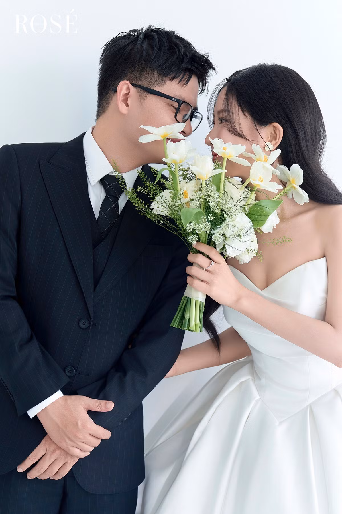 Sự chân thành và chăm sóc vô điều kiện, thậm chí là cạo đầu để cổ vũ cô khi cô rụng tóc do hóa trị, đã khiến "Nắng" rung động và quyết tâm chiến đấu. Tình yêu của Hải đã trở thành động lực mạnh mẽ nhất giúp cô vượt qua nghịch cảnh để có thể sống trọn vẹn bên anh. (Ảnh: Rosé Wedding)