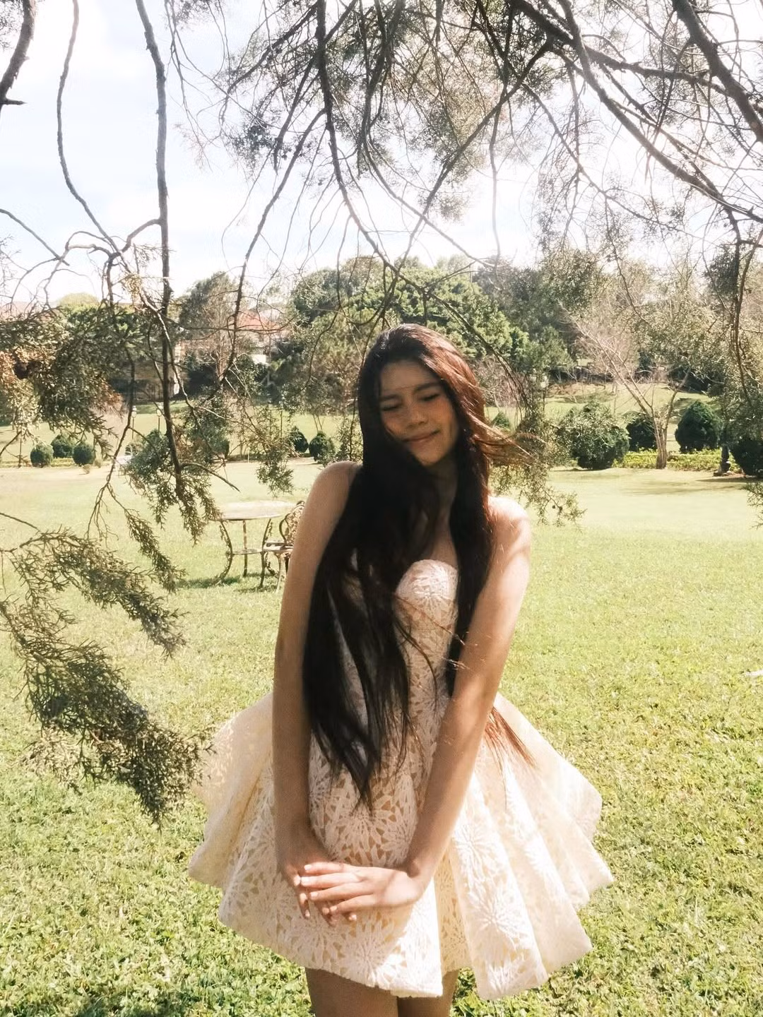 Điểm chiếm trọn "spotlight" trong loạt ảnh chính là mái tóc của Hạt Dẻ. Cô nàng sở hữu mái tóc đen dài, dày và bóng mượt tự nhiên. (Ảnh: IGNV)