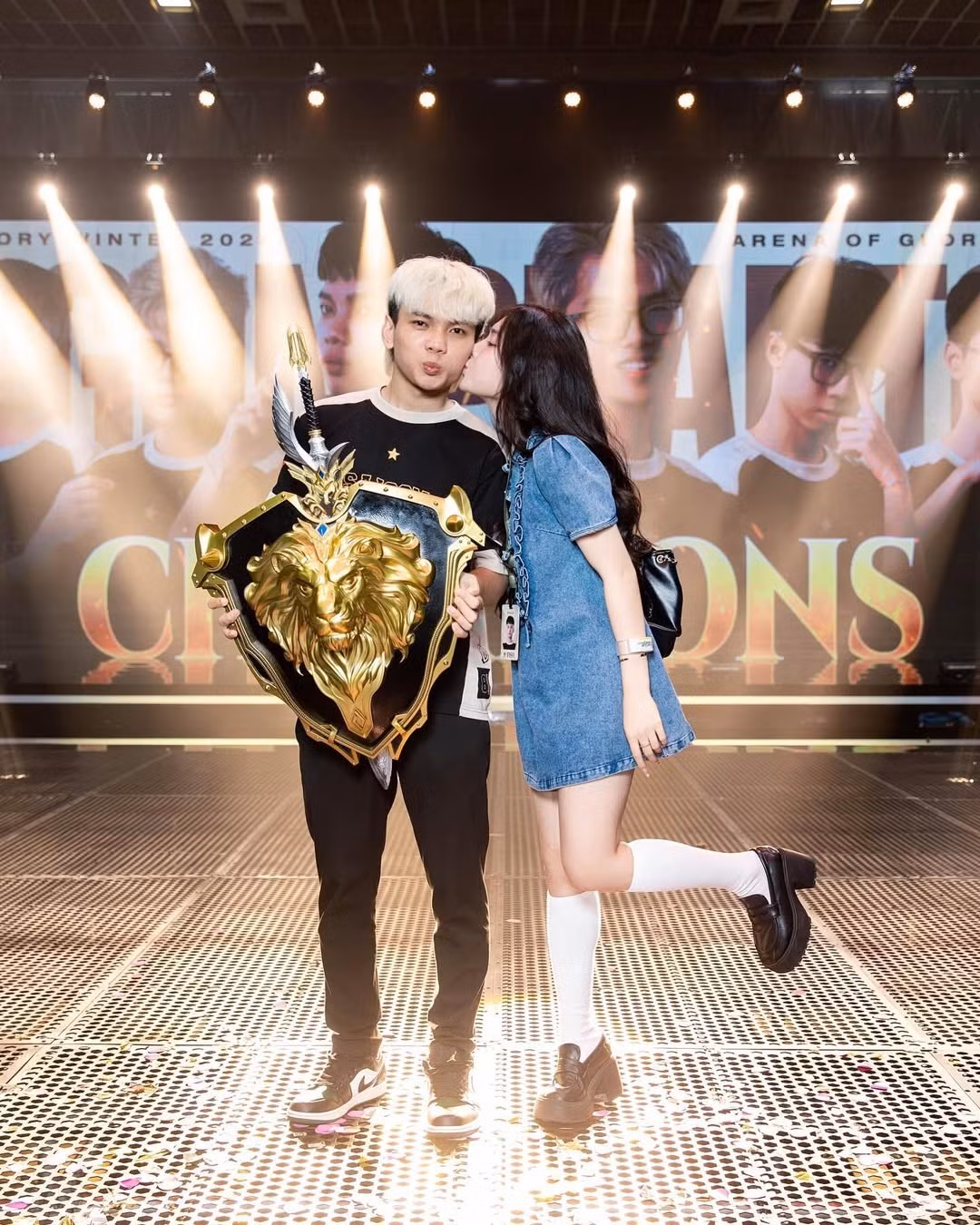 Cô cũng thường xuất hiện cùng bạn trai trong những trận đấu quan trọng. Nàng hot girl luôn ủng hộ và tiếp thêm động lực cho bạn trai trong sự nghiệp thi đấu.