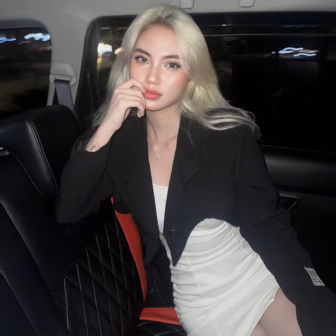 Thiên Ngọc Anh, bạn gái của tuyển thủ FPT x Flash Maris, là một trong những gương mặt được nhắc đến nhiều với vẻ đẹp nóng bỏng và thần thái cuốn hút. Cô nàng sở hữu vóc dáng gợi cảm, gương mặt sắc sảo và thường xuyên theo đuổi phong cách quyến rũ, táo bạo.