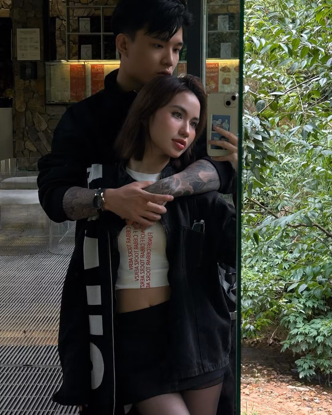 Maris cũng nhiều lần công khai thể hiện tình cảm và sự trân trọng dành cho bạn gái, cho thấy mối quan hệ bền chặt của cả hai.