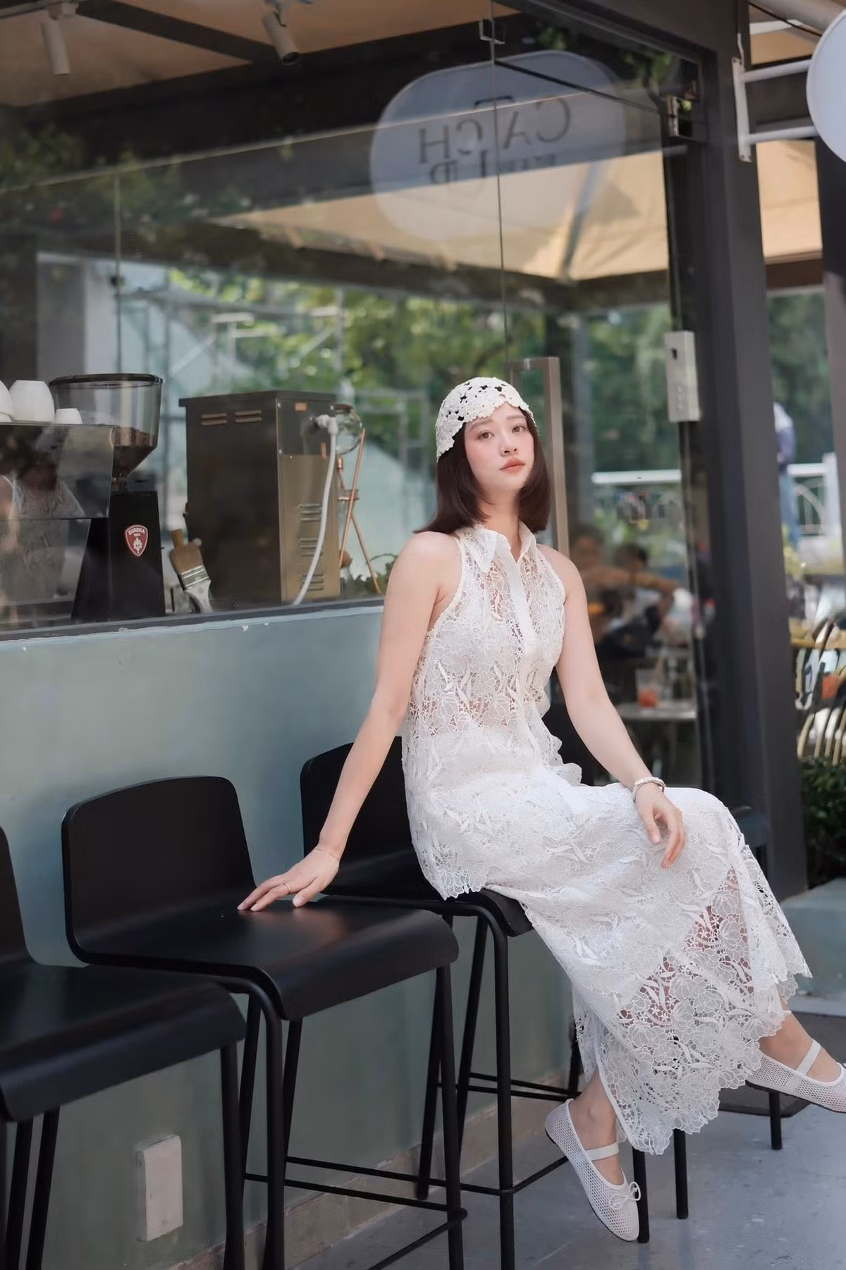 Ở tuổi ngưỡng 30, Mai Anh cho thấy sự chín chắn không chỉ về mặt nghệ thuật mà còn về phong cách sống và cách nhìn nhận bản thân. Cô không ngại thể hiện sự gợi cảm một cách tinh tế và có chừng mực, thể hiện được sự tự tin của một người phụ nữ trưởng thành. (Ảnh: FBNV)