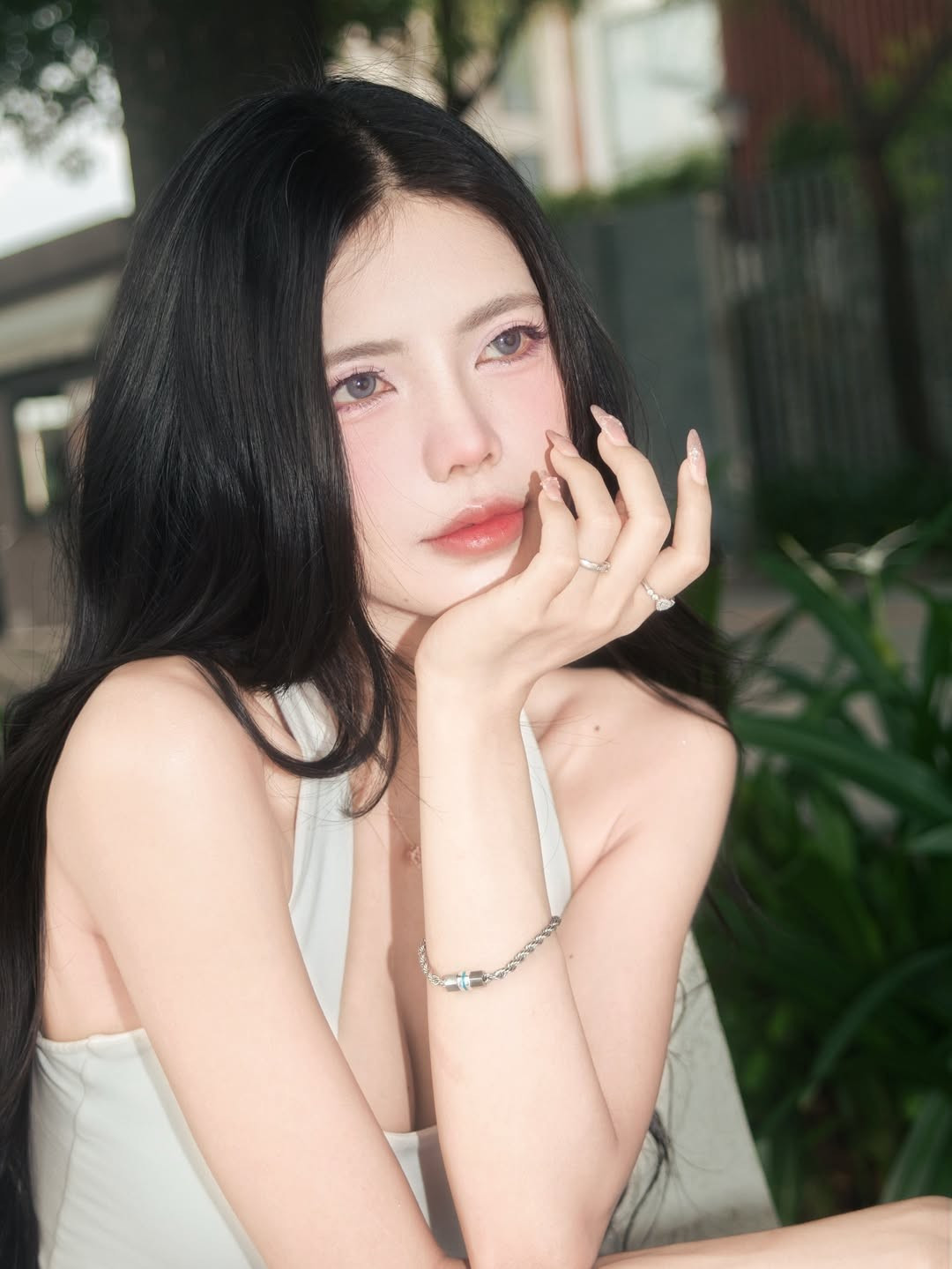 Cô chọn chiếc áo ôm sát cổ yếm màu trắng tinh khôi, khéo léo khoe bờ vai mảnh mai và vòng eo thon gọn đầy cuốn hút. (Ảnh: IGNV)