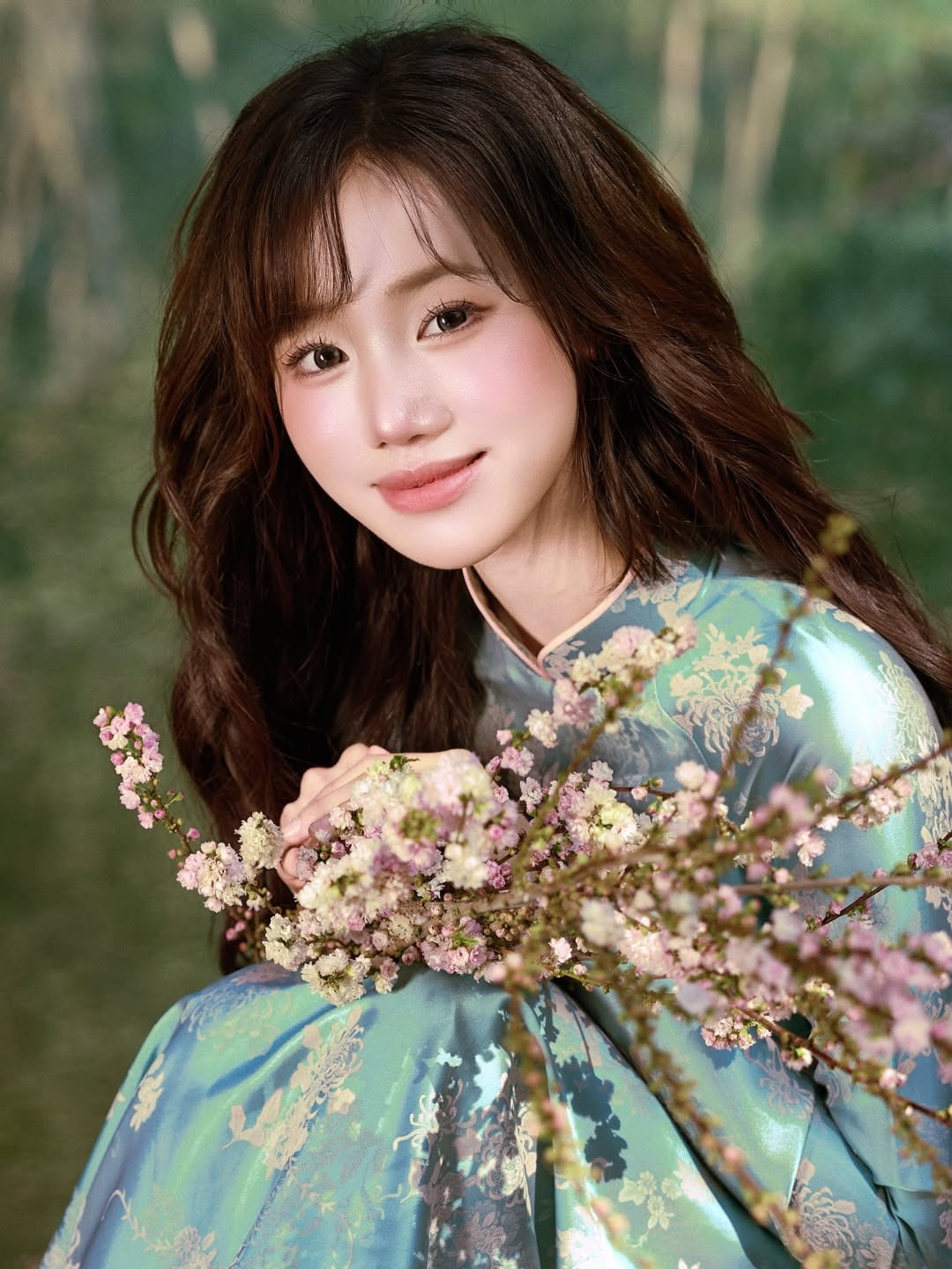 Giữa khung cảnh những dãy núi đá vôi trùng điệp soi bóng xuống dòng nước xanh ngắt, Meichan thả dáng trên chiếc bè mộc mạc, tạo nên một khung cảnh tĩnh lặng, tách biệt với sự ồn ào của phố thị. (Ảnh: IGNV)