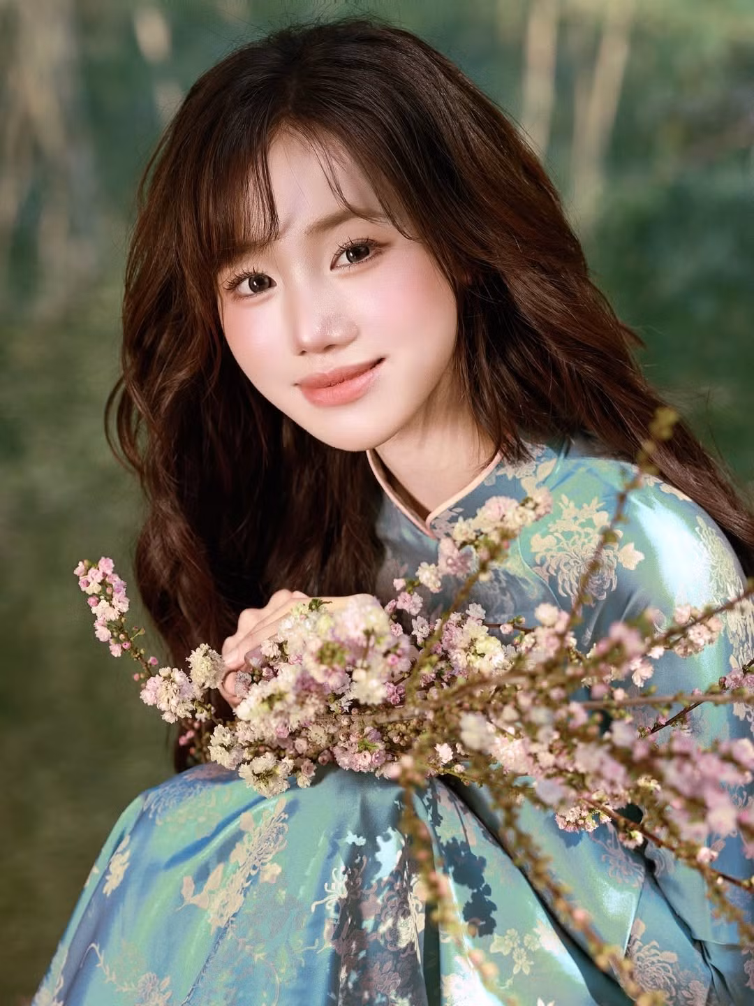 Giữa khung cảnh những dãy núi đá vôi trùng điệp soi bóng xuống dòng nước xanh ngắt, Meichan thả dáng trên chiếc bè mộc mạc, tạo nên một khung cảnh tĩnh lặng, tách biệt với sự ồn ào của phố thị. (Ảnh: IGNV)