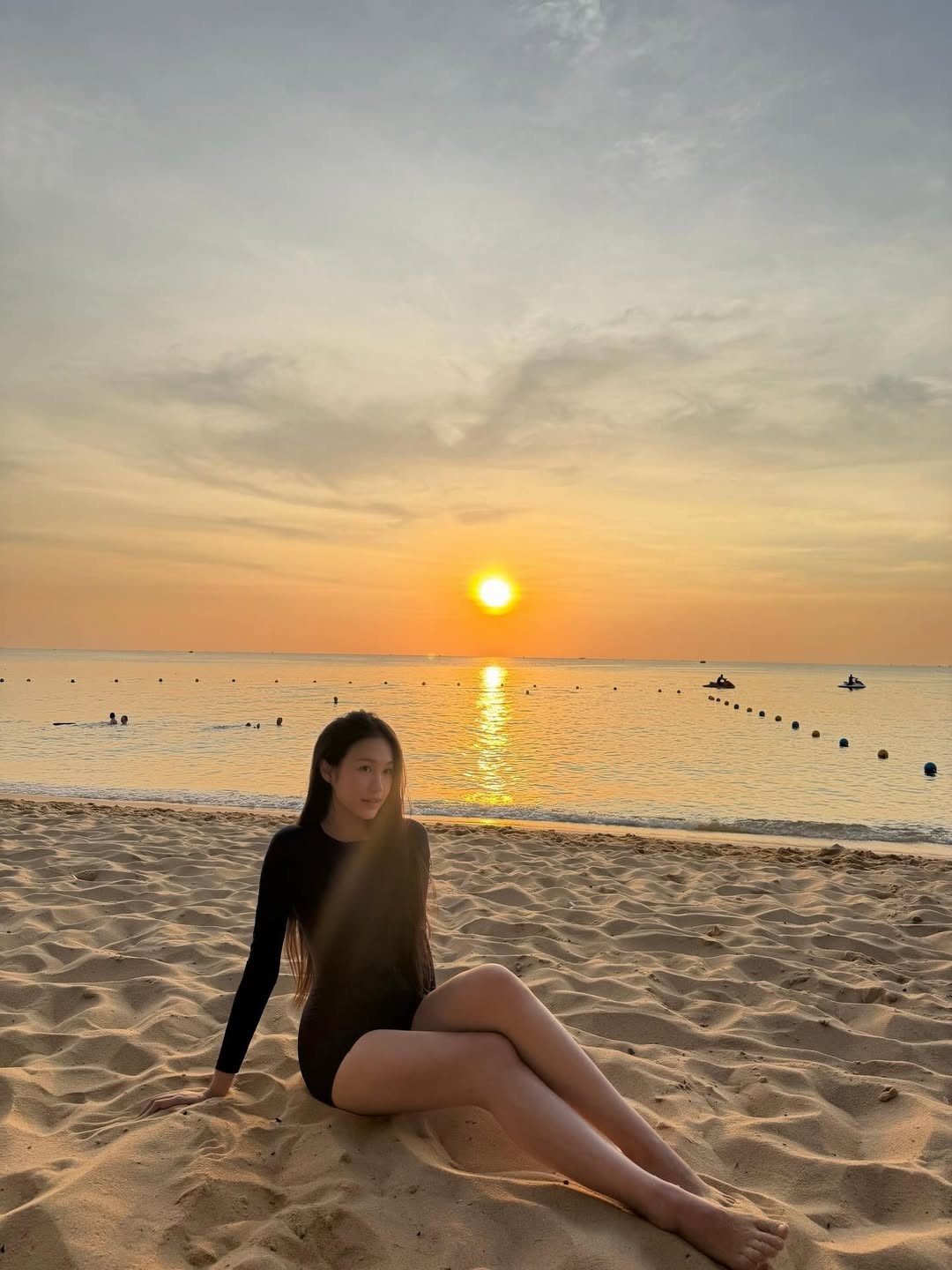 Trên trang cá nhân, nàng WAG Doãn Hải My vừa khiến mạng xã hội "lụi tim" khi chia sẻ loạt ảnh du lịch cuối năm cùng gia đình chụp tại biển Phú Quốc. Không chỉ gây ấn tượng bởi nhan sắc ngọt ngào, bà xã Đoàn Văn Hậu còn khẳng định đẳng cấp vóc dáng với đôi chân dài thương hiệu. (Ảnh: IGNV)