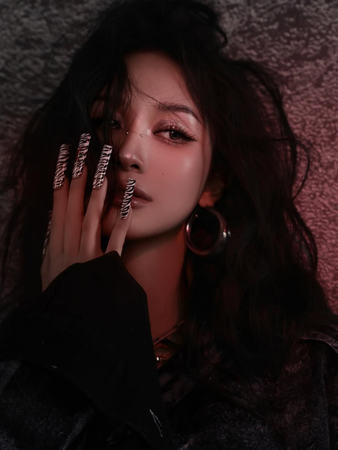 Trong bộ ảnh lần này, Jun Vũ chọn cho mình phong cách Cyberpunk mang hơi hướng tương tai pha chút ma mị. (Ảnh: IGNV)