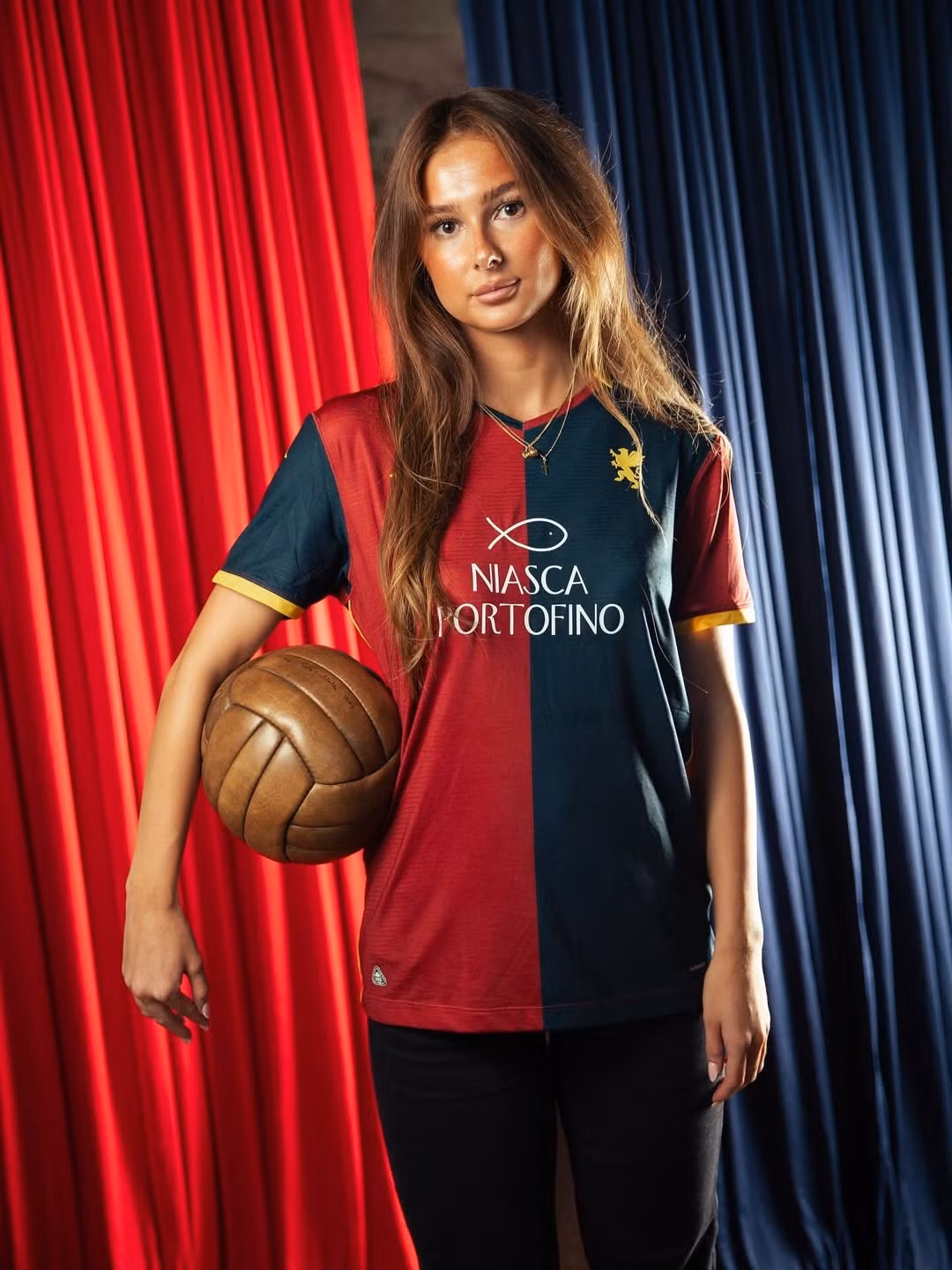 Gia nhập Genoa hồi đầu tháng, Sondergaard xuất hiện trong loạt ảnh chào sân trên Instagram của CLB, ngay lập tức gây sốt với nhan sắc và thần thái cuốn hút.