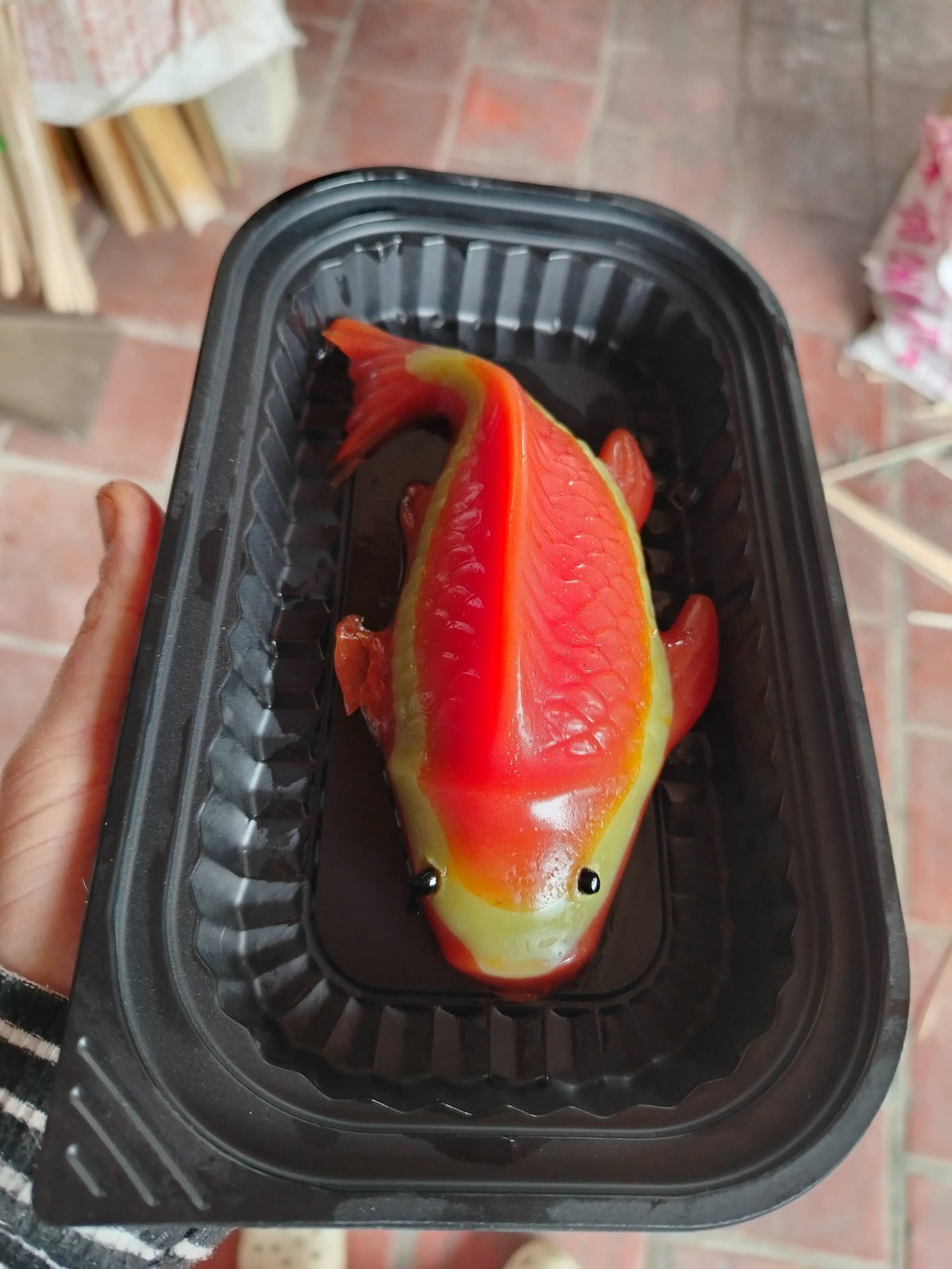 Dù yêu thích sự mới mẻ, Gen Z vẫn không quên giữ cốt lõi của phong tục. Mâm cỗ vẫn đảm bảo đủ các thành phần chính là các món ăn như xôi, giò chả, thịt gà...