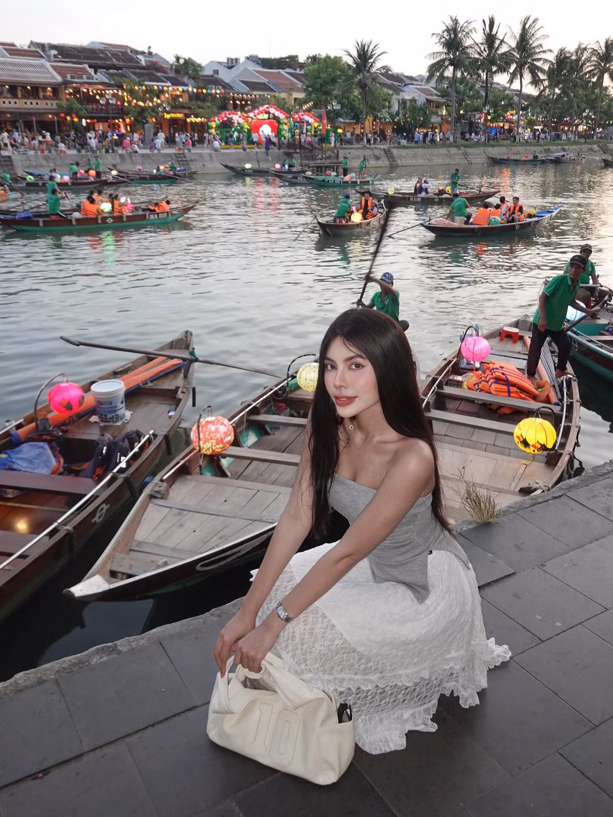 Mái tóc dài buông xõa, gương mặt trang điểm nhẹ nhàng cùng thần thái cuốn hút đã giúp cô trở nên nổi bật giữa khung cảnh phố cổ lãng mạn.