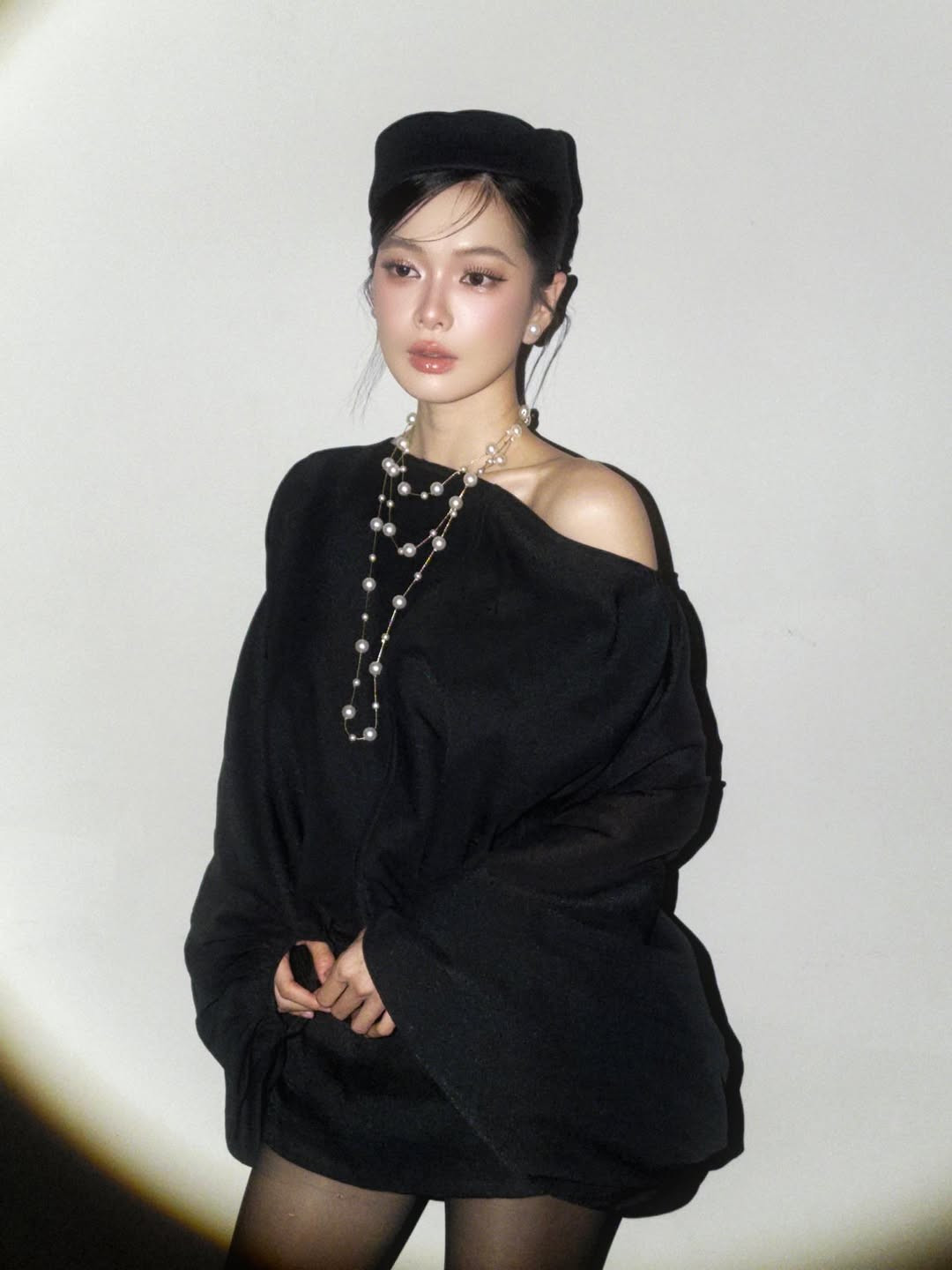 Từng là sinh viên Trường Múa TP.HCM, Yên Đan biết cách điều khiển cơ mặt và ánh mắt một cách linh hoạt. Mỗi cái chớp mắt hay mím môi của cô đều mang tính nghệ thuật, giúp những bức ảnh chân dung trở nên có hồn và sống động hơn bao giờ hết. (Ảnh: IGNV)