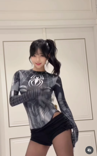 Cô gái đã thực hiện một điệu nhảy năng động, uyển chuyển, kết hợp với biểu cảm gương mặt rạng rỡ, thu hút mọi ánh nhìn. (Ảnh: @dlehhh)