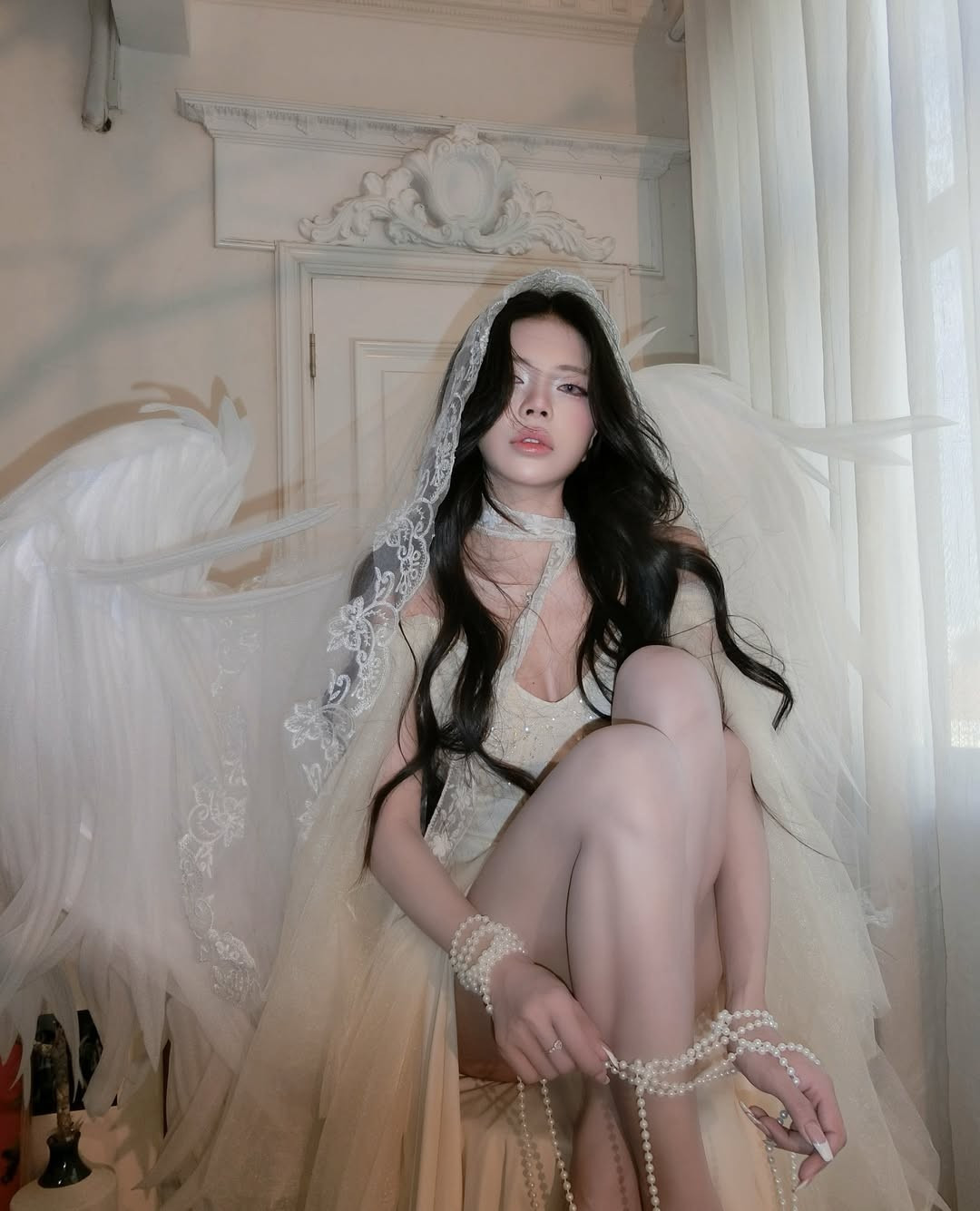 Thay vì vẻ đẹp thiên thần rạng rỡ truyền thống, cô nàng đã khéo léo lồng ghép nét ma mị thông qua cách trang điểm và bối cảnh. (Ảnh: IGNV)