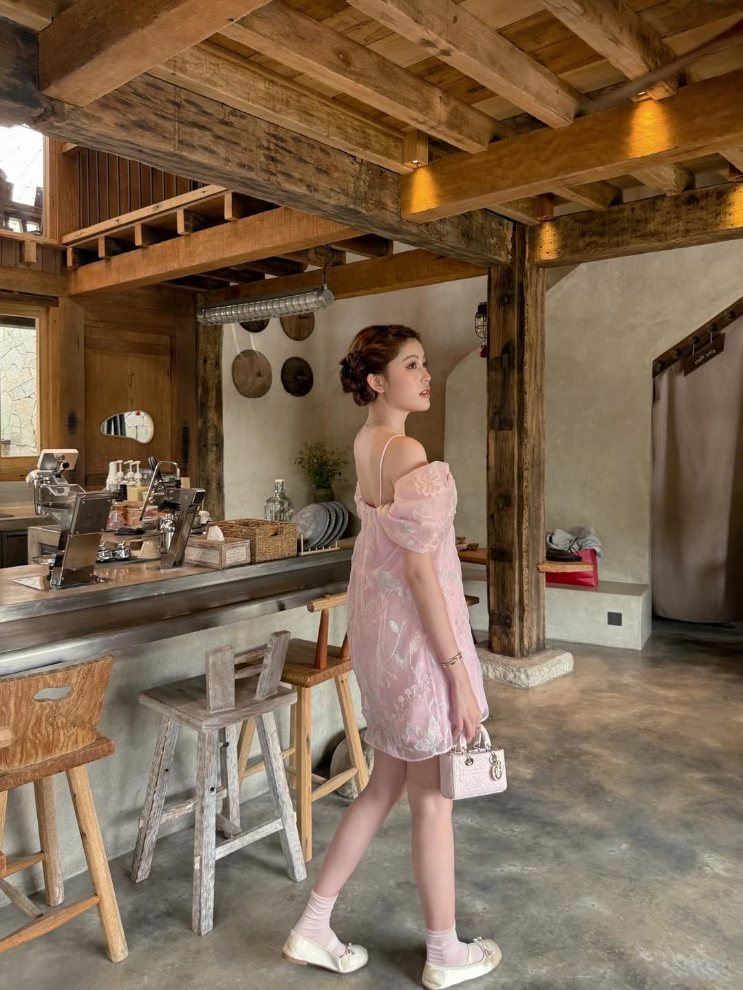 Nhiều người hâm mộ đã để lại bình luận khen ngợi nhan sắc của cô ngày càng thăng hạng: "Trời ơi look này quá là xinh đẹp", "nhìn là muốn yêu luôn". (Ảnh: IGNV)