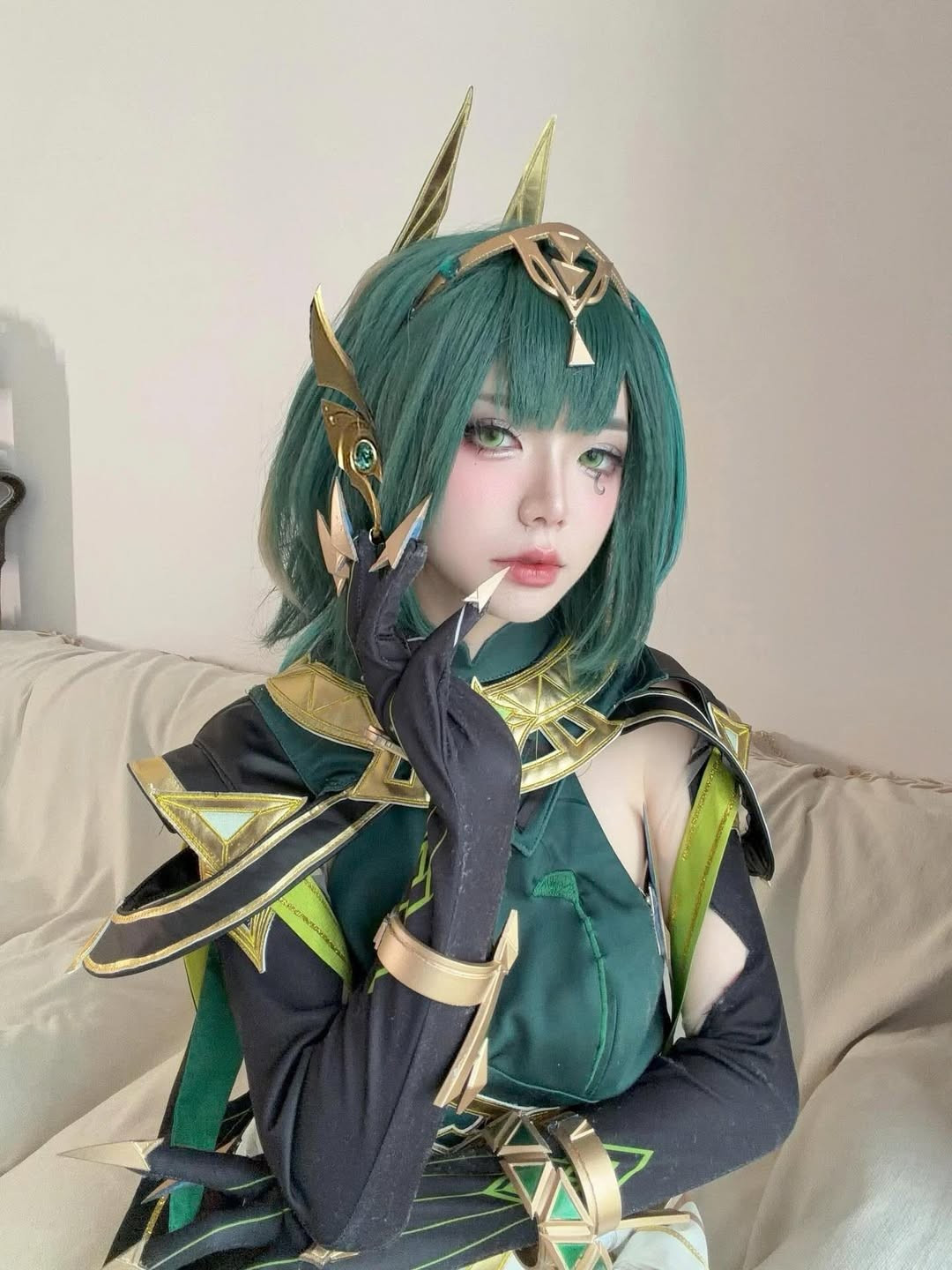 Du Phong Linh đã tái hiện một cách xuất sắc hình ảnh của Nefer, nhân vật được biết đến với vẻ ngoài quyền quý và bí ẩn của vùng đất Sumeru. (Ảnh: IGNV)