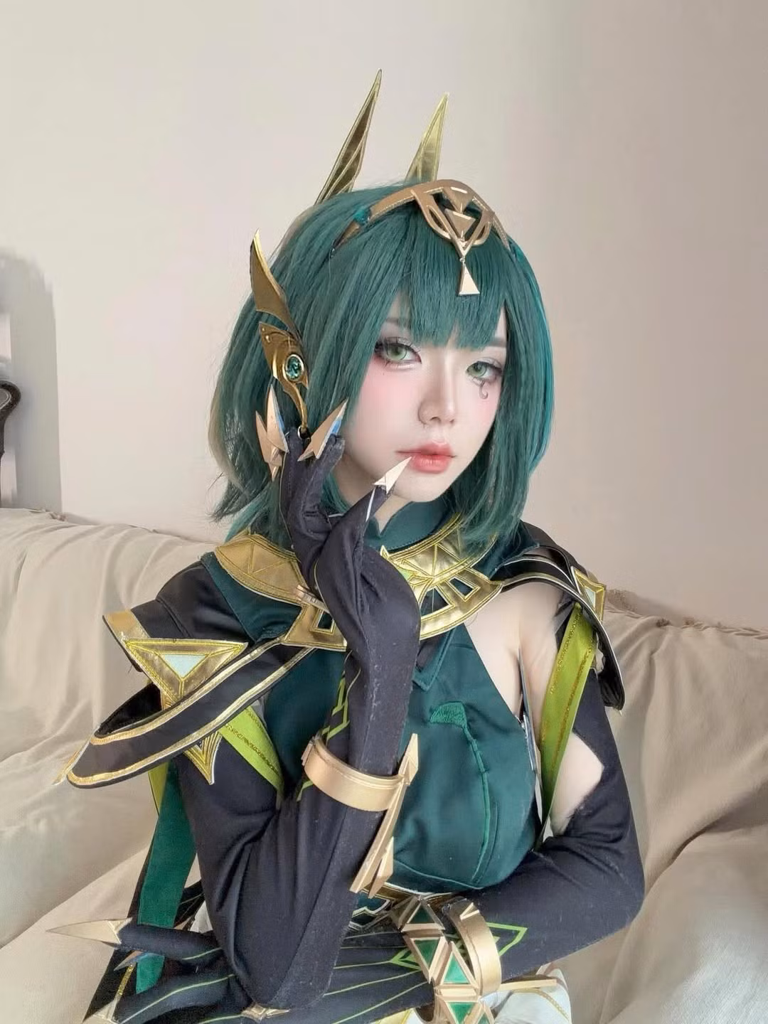 Dù với phong cách cá tính nổi loạn hay dịu dàng cổ điển, Du Phong Linh luôn chứng minh được sức hút không thể chối từ của mình. (Ảnh: IGNV)