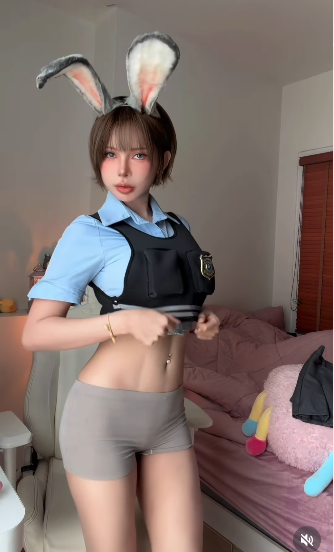 Nokia Sutasinee đã khéo léo biến tấu bộ đồng phục cảnh sát quen thuộc. Cô diện chiếc áo sơ mi xanh nhạt, kết hợp cùng áo giáp đen được cắt ngắn táo bạo, để lộ vòng eo săn chắc. (Ảnh: IGNV)